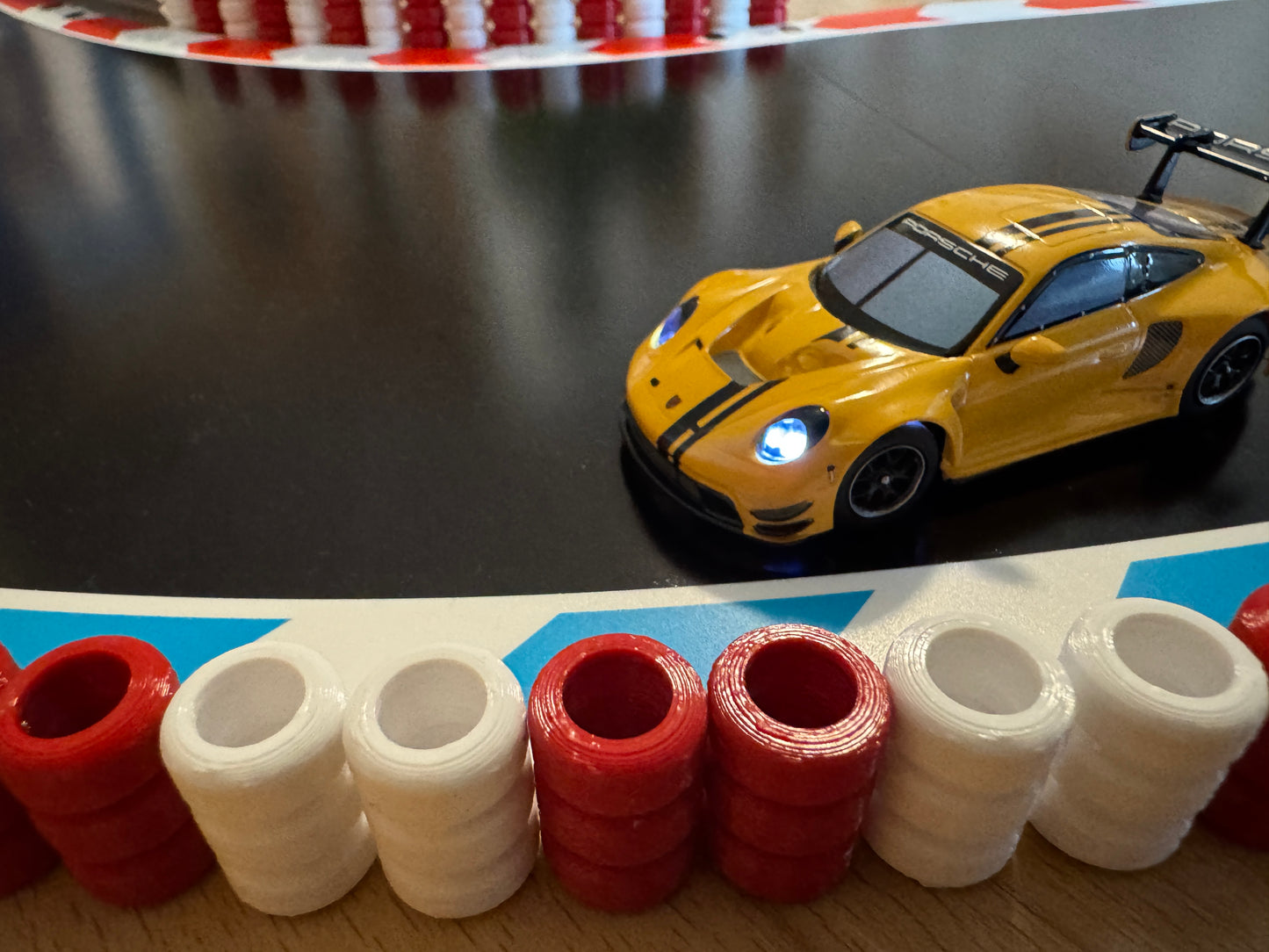 Carrera Hybrid 1:50 Reifenstapel 30x für Rennbahn-Dekoration Deko Diorama Absperrung