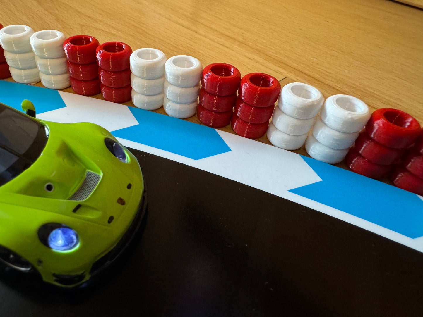 Carrera Hybrid 1:50 Reifenstapel 30x für Rennbahn-Dekoration Deko Diorama Absperrung