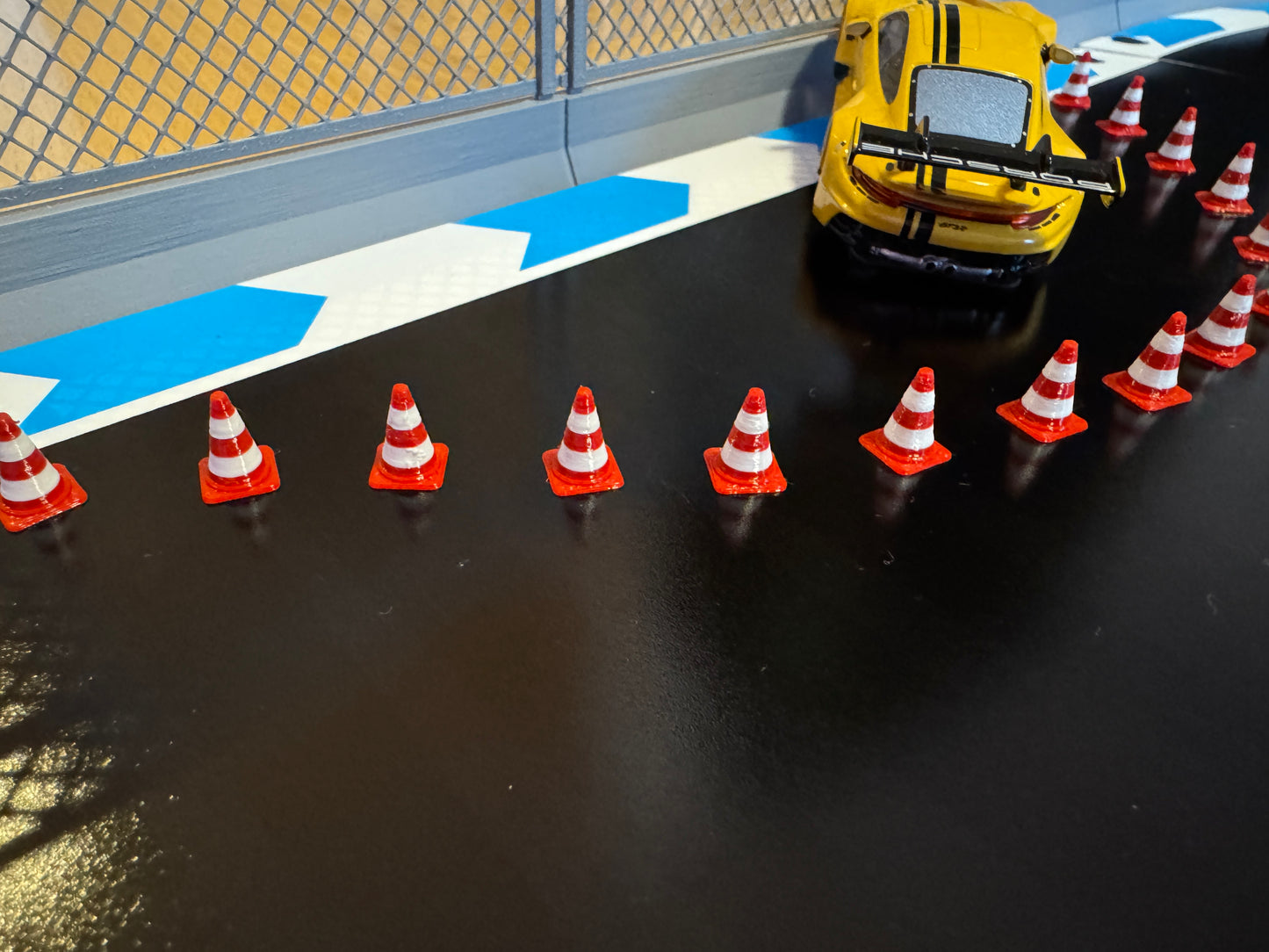 Carrera Hybrid 1:50 Leitkegel Pylon 50x für Rennbahn-Dekoration Bahndeko Traffic Cone Diorama