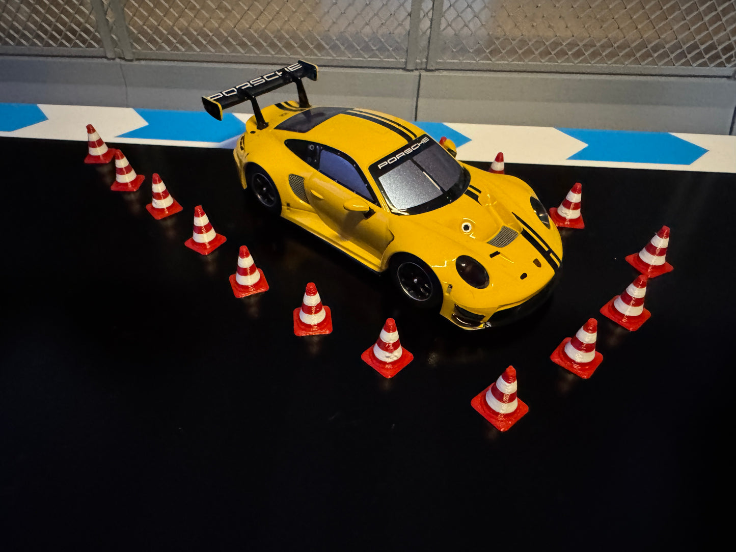 Carrera Hybrid 1:50 Leitkegel Pylon 50x für Rennbahn-Dekoration Bahndeko Traffic Cone Diorama