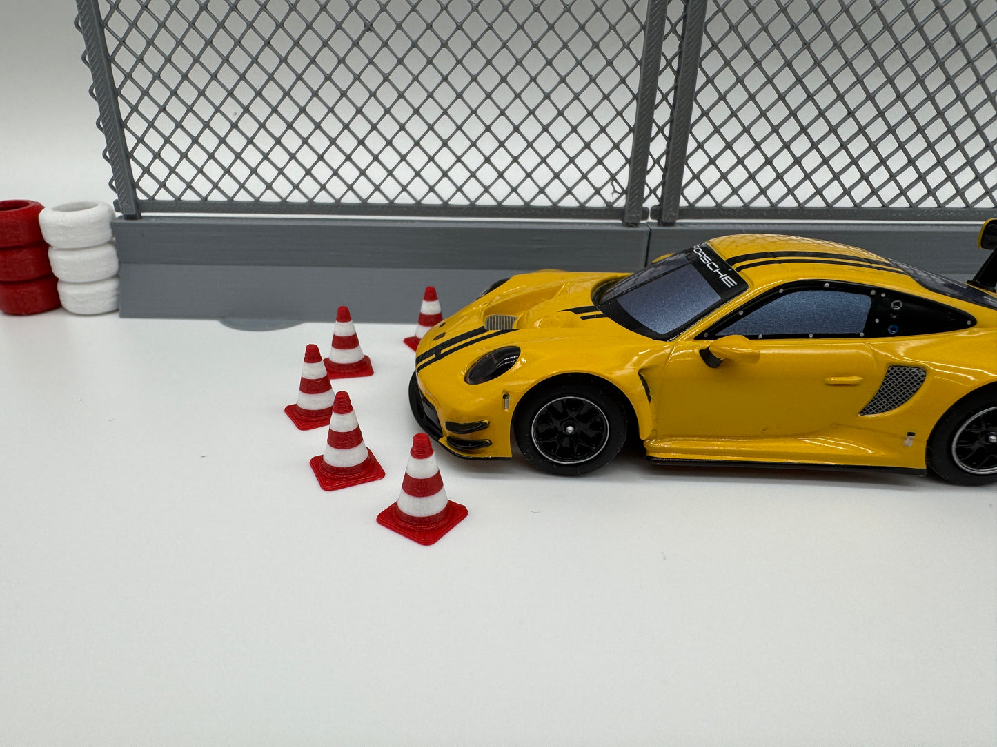 Carrera Hybrid 1:50 Leitkegel Pylon 50x für Rennbahn-Dekoration Bahndeko Traffic Cone Diorama