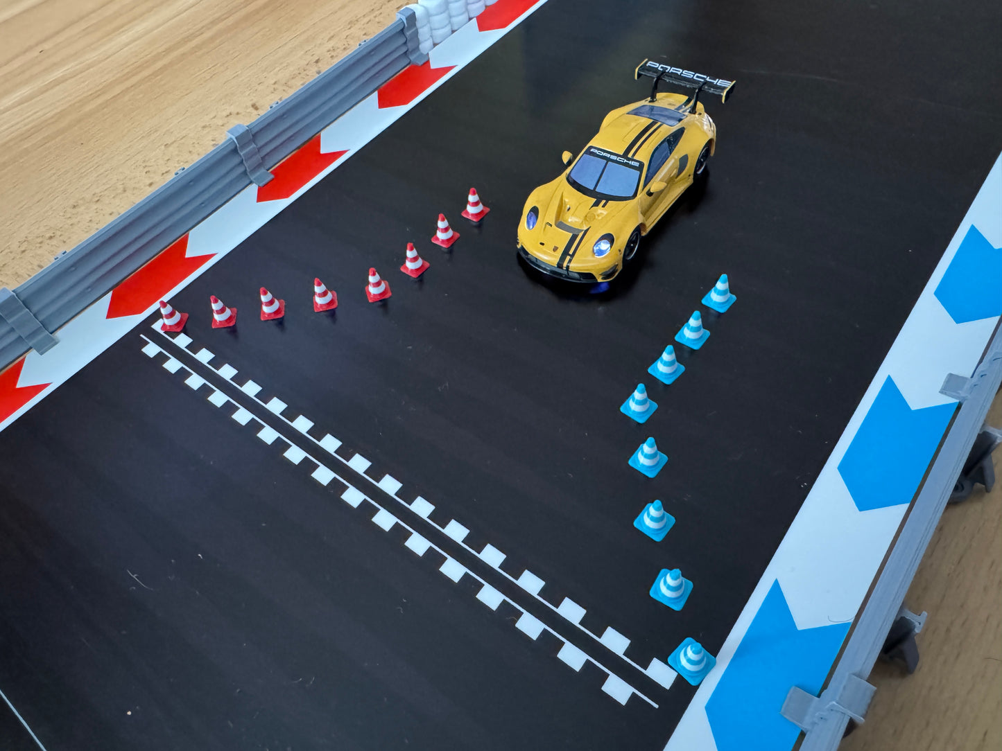 Carrera Hybrid 1:50 Leitkegel Pylon 50x für Rennbahn-Dekoration Bahndeko Traffic Cone Diorama Modellbau