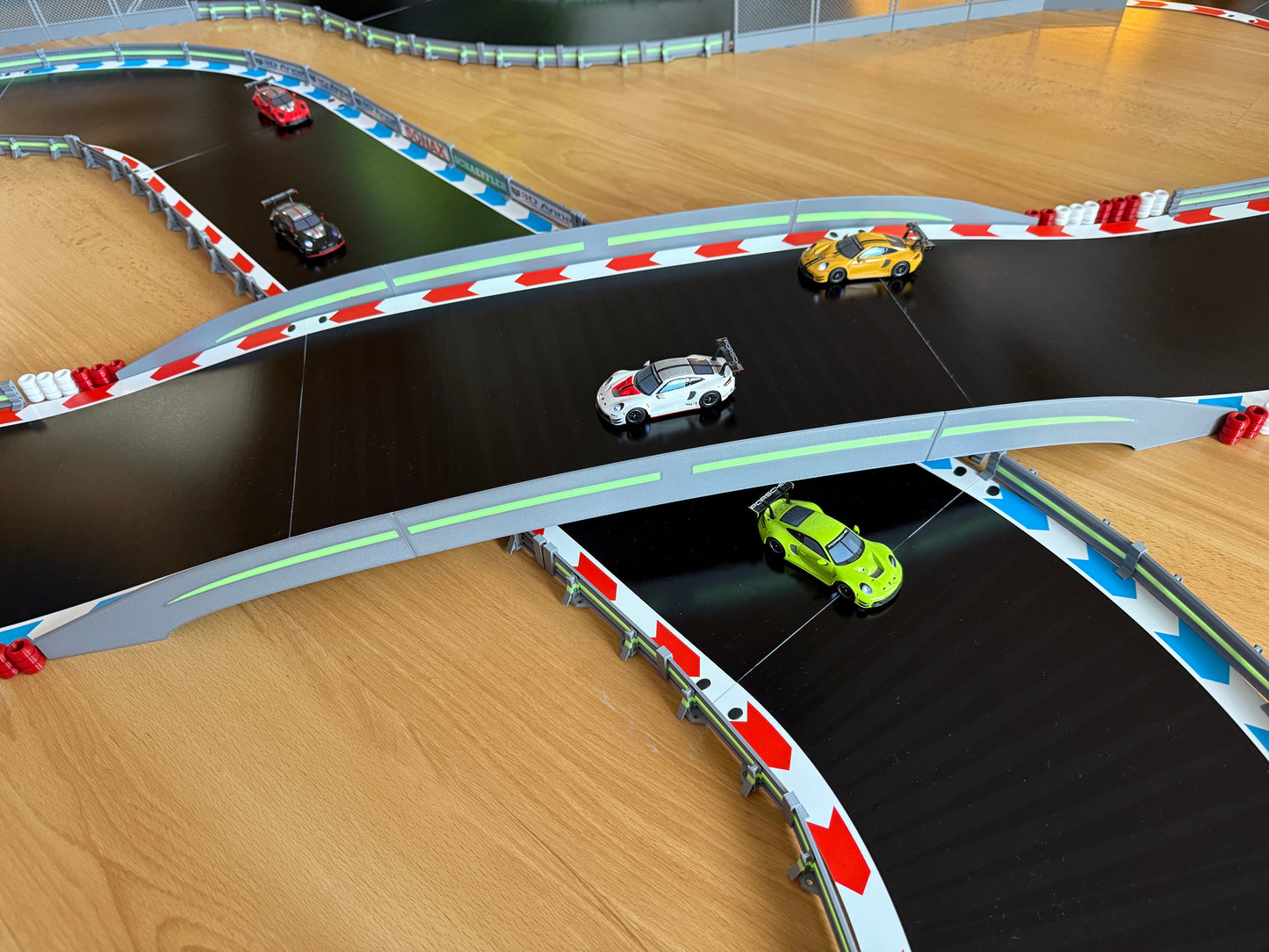 Carrera Hybrid 1:50 Brücke -Glow in the Dark- Durchfahrt Tunnel für Rennbahn-Dekoration Deko Steg Hindernis