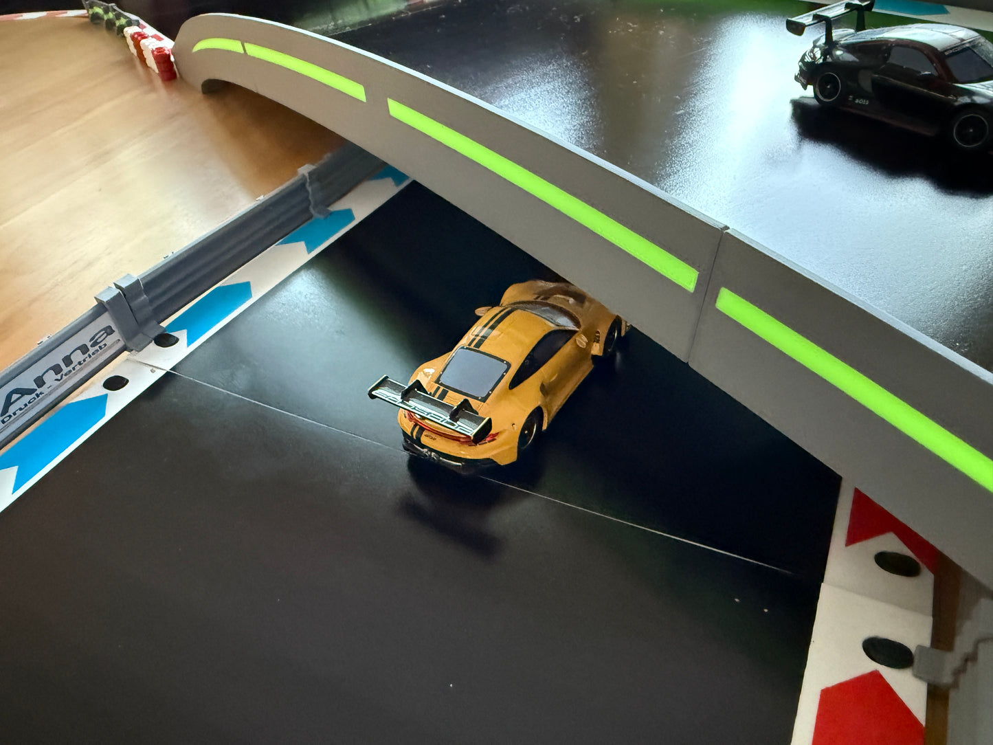 Carrera Hybrid 1:50 Brücke -Glow in the Dark- Durchfahrt Tunnel für Rennbahn-Dekoration Deko Steg Hindernis