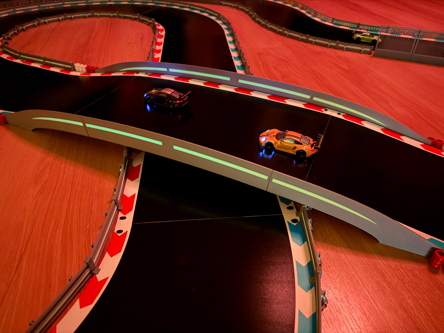 Carrera Hybrid 1:50 Brücke -Glow in the Dark- Durchfahrt Tunnel für Rennbahn-Dekoration Deko Steg Hindernis