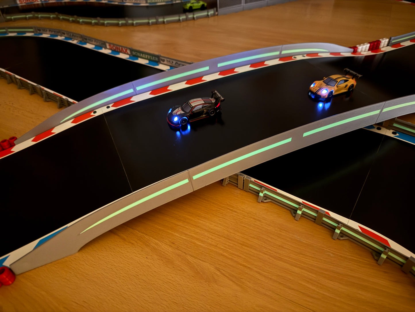 Carrera Hybrid 1:50 Brücke -Glow in the Dark- Durchfahrt Tunnel für Rennbahn-Dekoration Deko Steg Hindernis