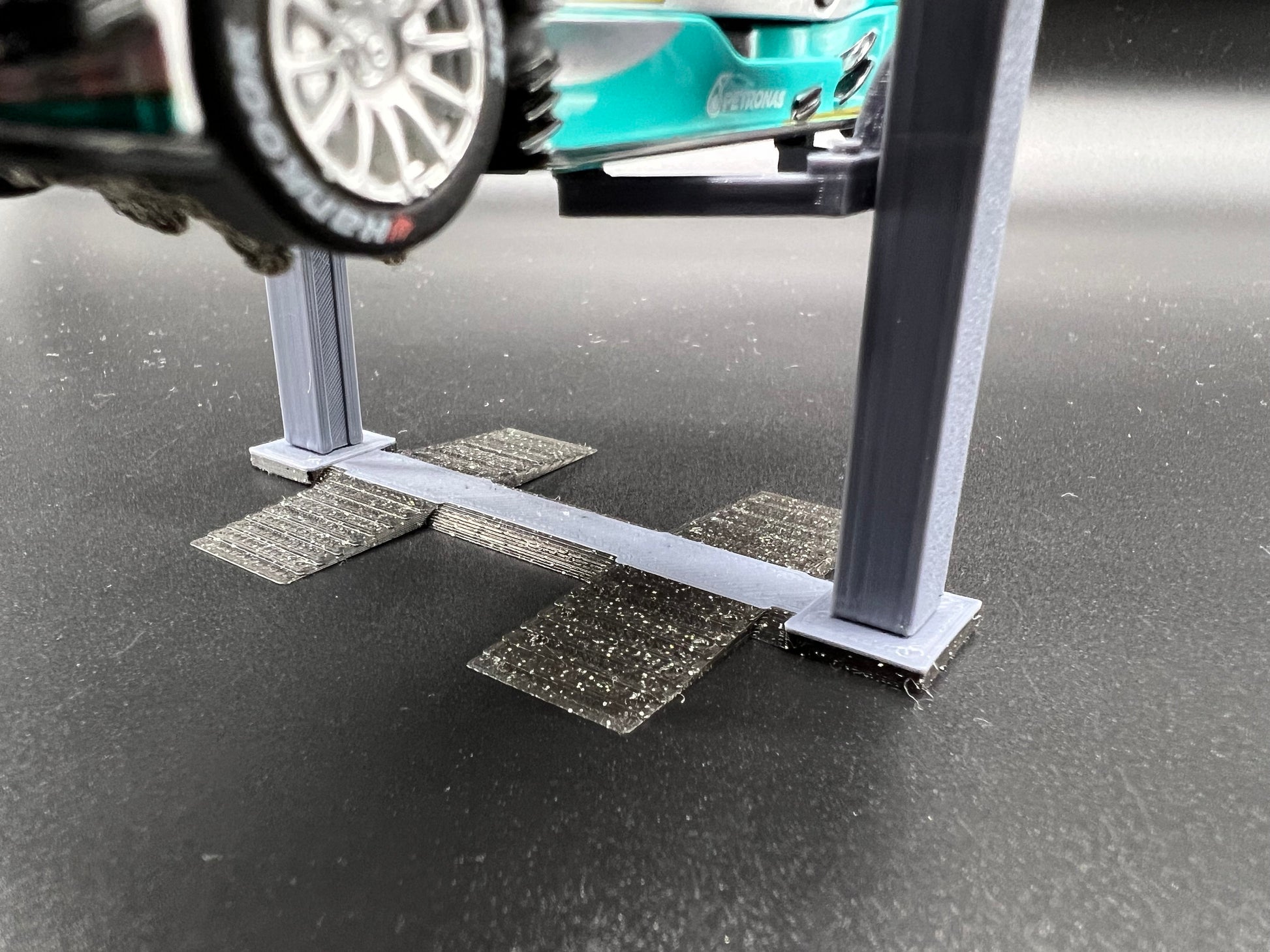 Slotcar Carrera Go Bausatz Hebebühne Lift Wagenheber Rennbahn-Dekoration Slot Car Diorama Modellbau Display Ständer 143 1:43