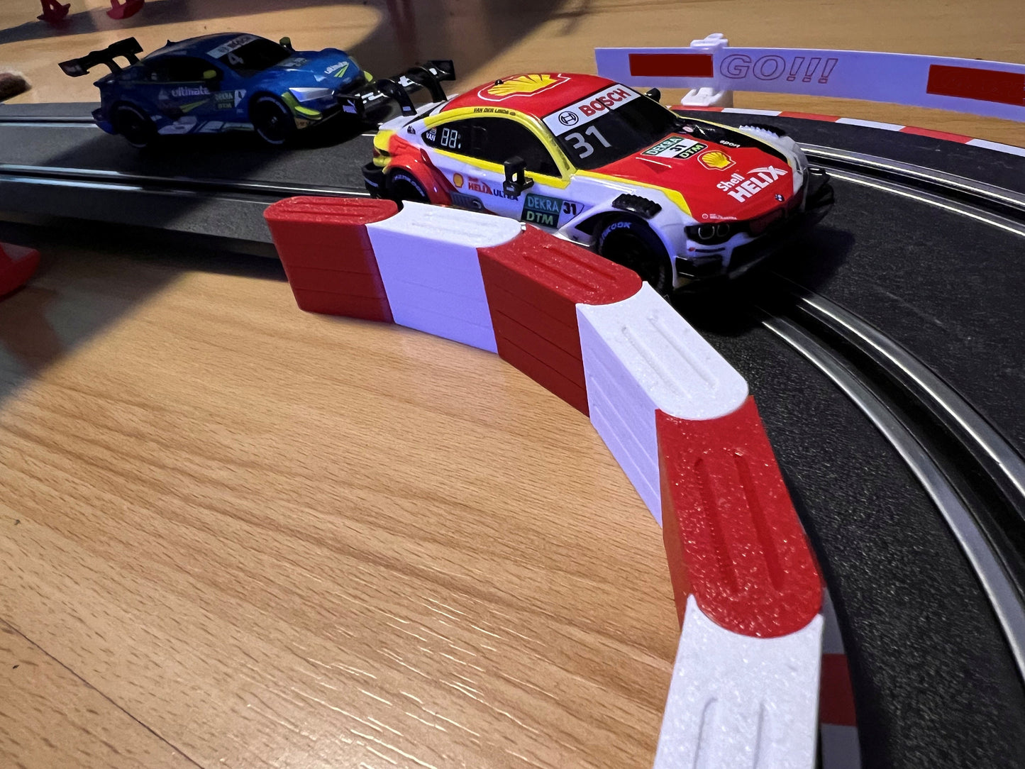 Slotcar Carrera Digital Go Barriere 143 für Rennbahn-Dekoration Bahndeko Modellbau Diorama Slot Car Sturmkind Drift Absperrung rot/weiß 22x