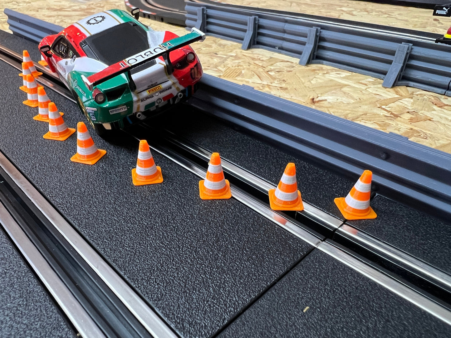 Pylon Leitkegel Traffic Cone für Diorama Modellbau Slotcar Carrera Sturmkind Drift 50 Stück Maßstab 143