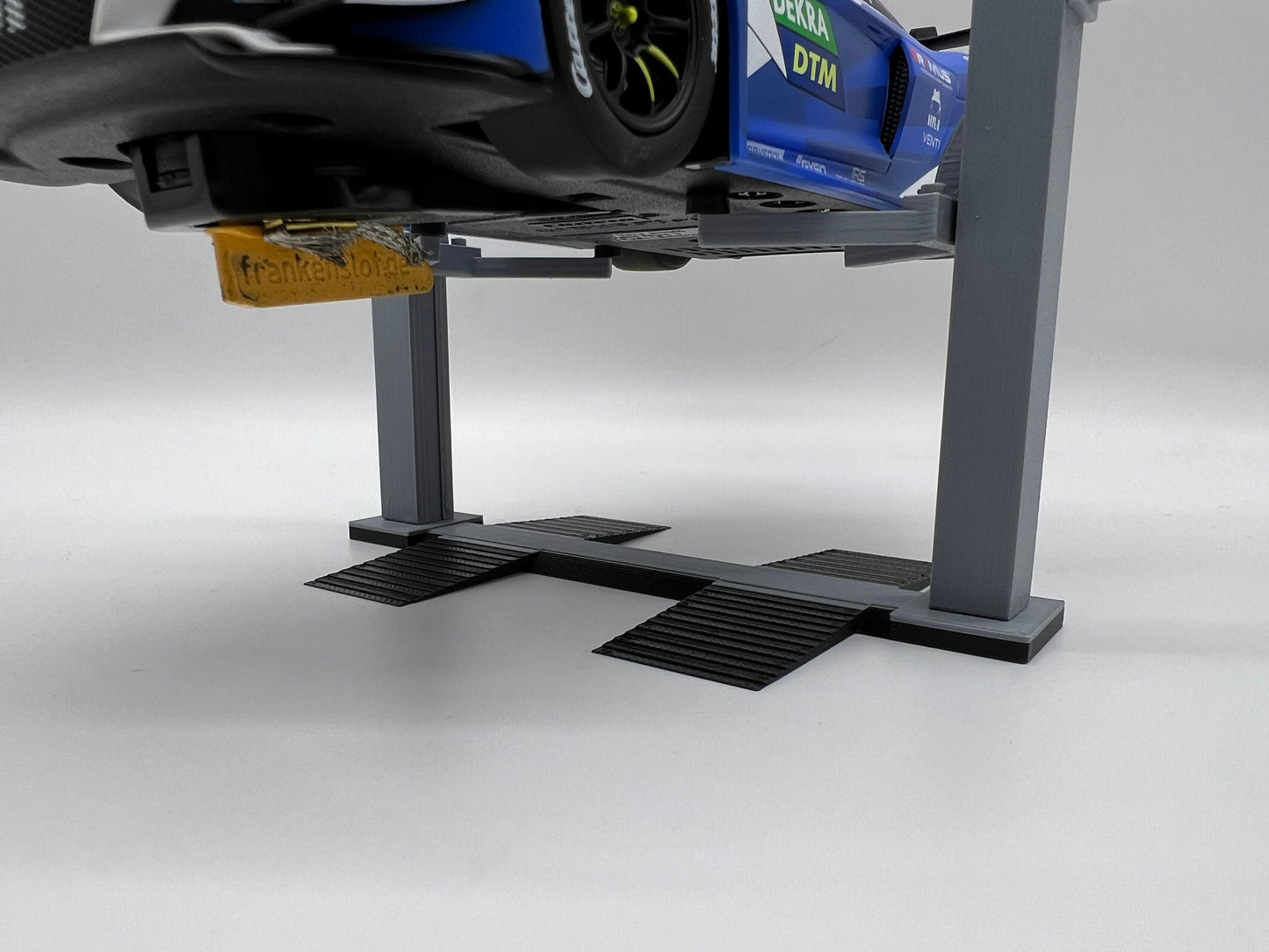 Slotcar Carrera Bausatz Hebebühne Lift Wagenheber Rennbahn-Dekoration Diorama Modellbau Slot Car Display Stand Ständer 124 1:24