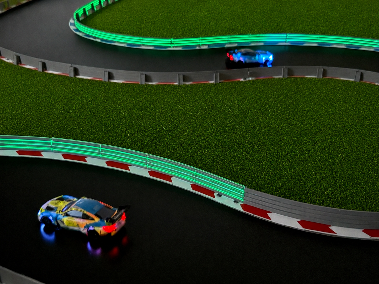 Carrera Hybrid 1:50 Leitplanke Flex Glow in the Dark 4x Rennbahn-Dekoration Deko Diorama Boxenmauer Absperrung