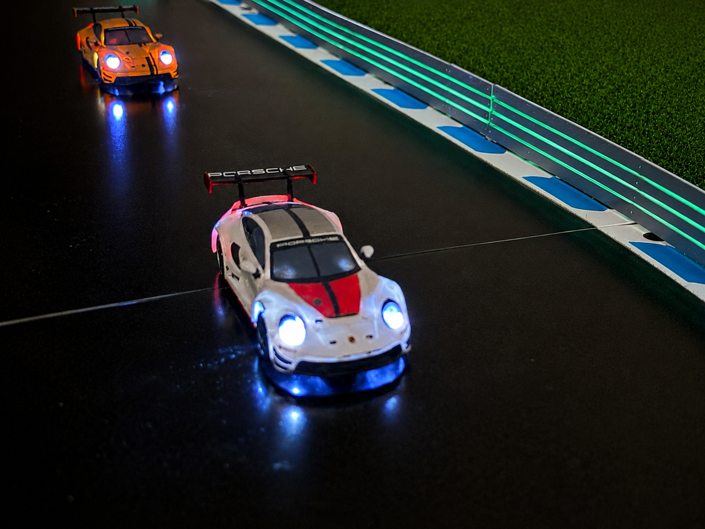 Carrera Hybrid 1:50 Leitplanke Flex Glow in the Dark 4x Rennbahn-Dekoration Deko Diorama Boxenmauer Absperrung