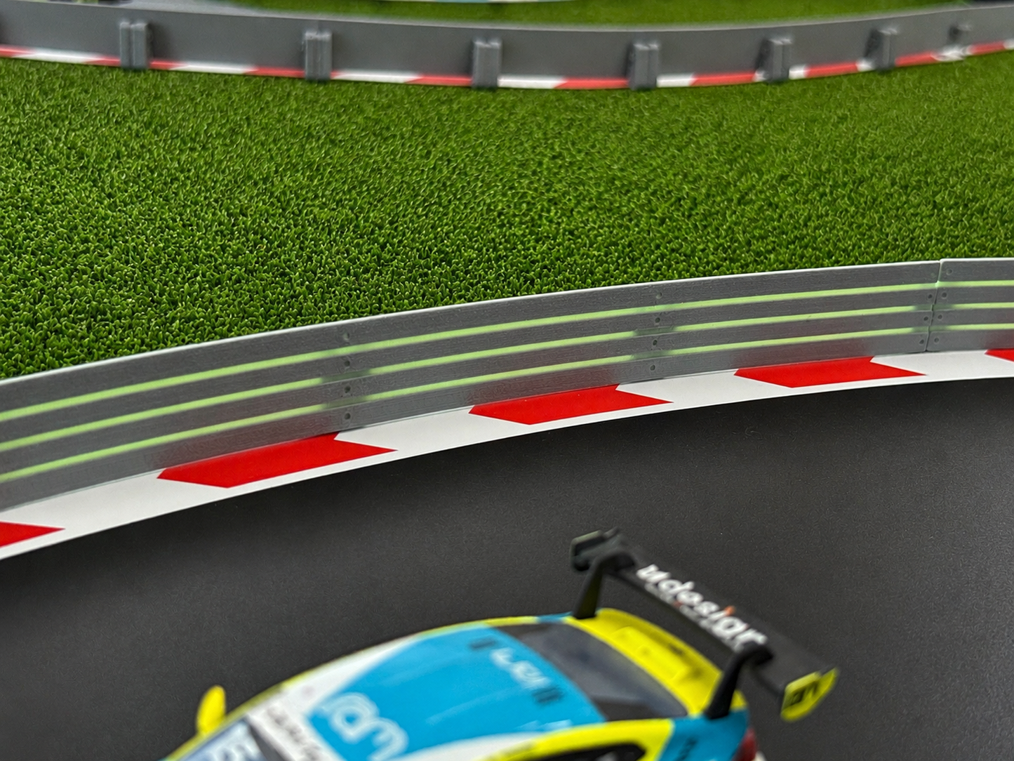 Carrera Hybrid 1:50 Leitplanke Flex Glow in the Dark 4x Rennbahn-Dekoration Deko Diorama Boxenmauer Absperrung