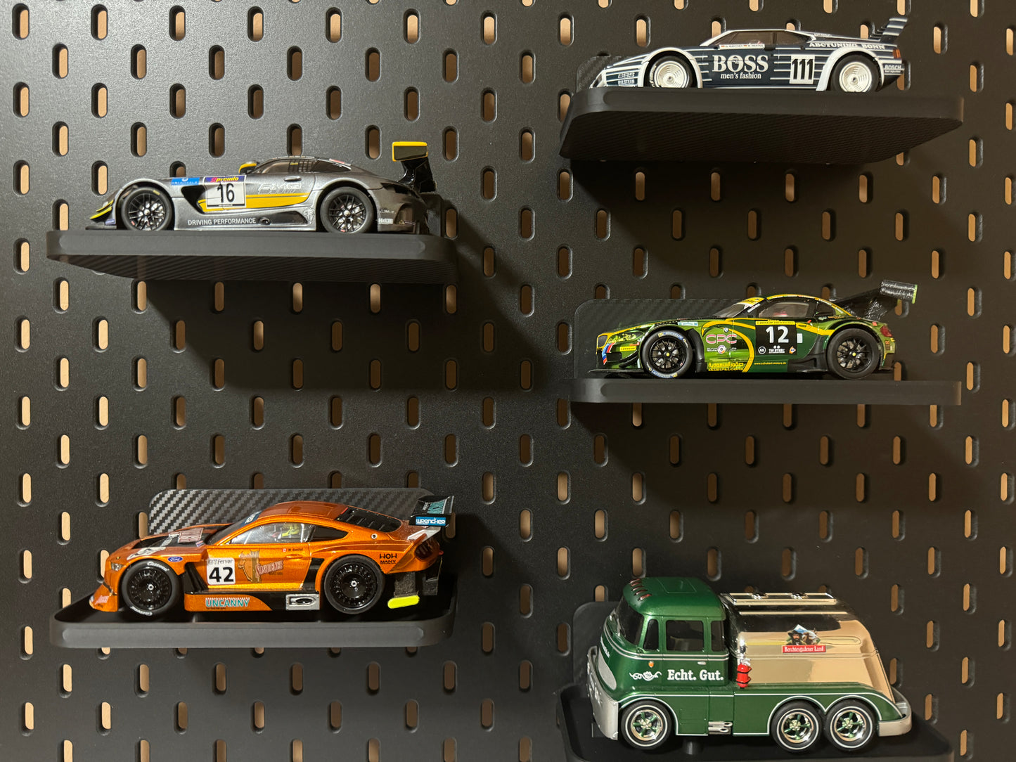 Slotcar Carrera 1:32 132 Auto Car Stand Ständer Display für Skadis Lochplatte der Firma Ikea