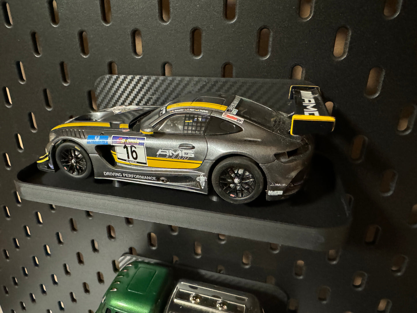 Slotcar Carrera 1:32 132 Auto Car Stand Ständer Display für Skadis Lochplatte der Firma Ikea