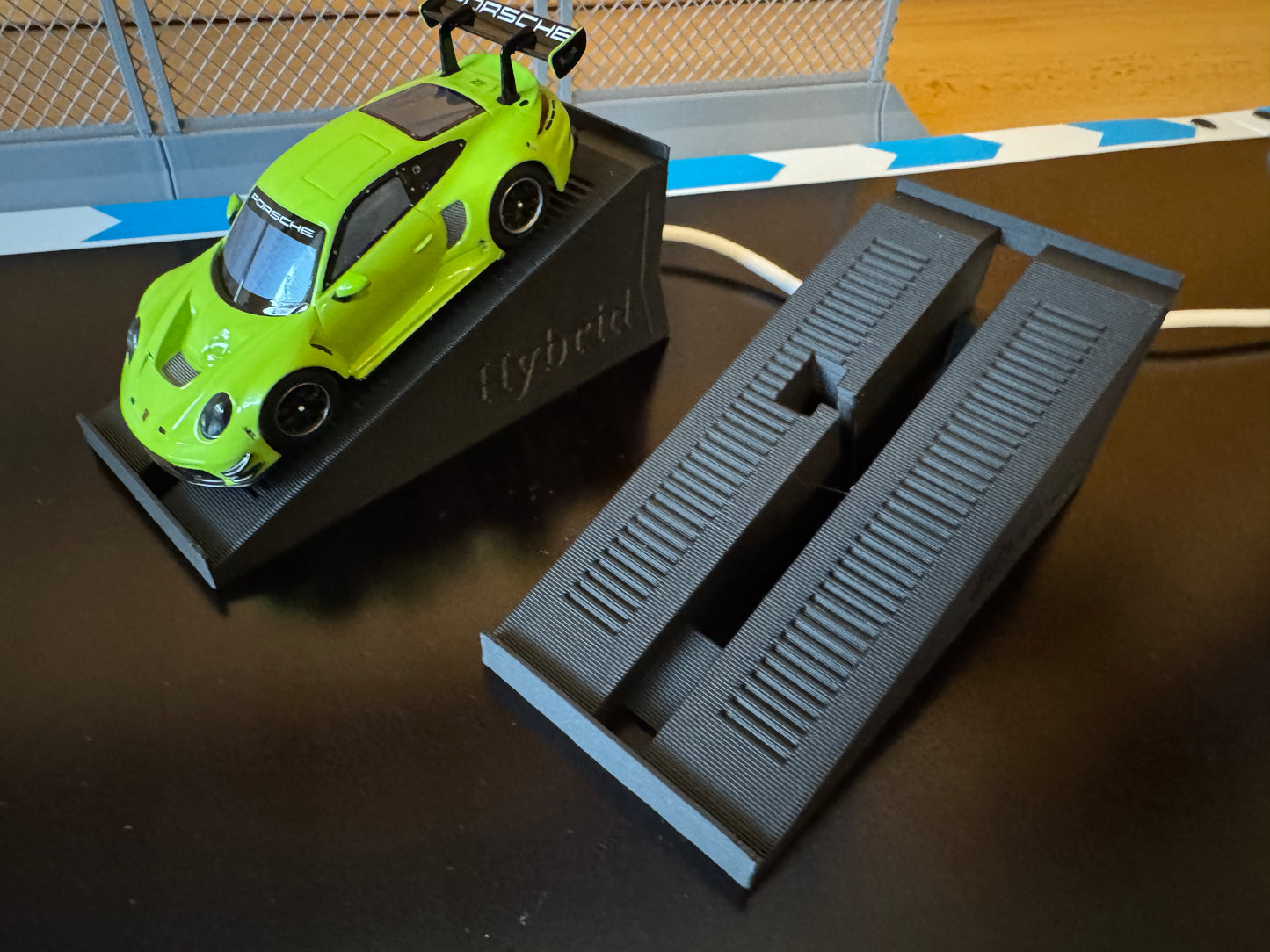 Carrera Hybrid 1:50 Ladestation 2x für USB-Kabel - Rennbahn-Dekoration Stand Ständer Tankstelle