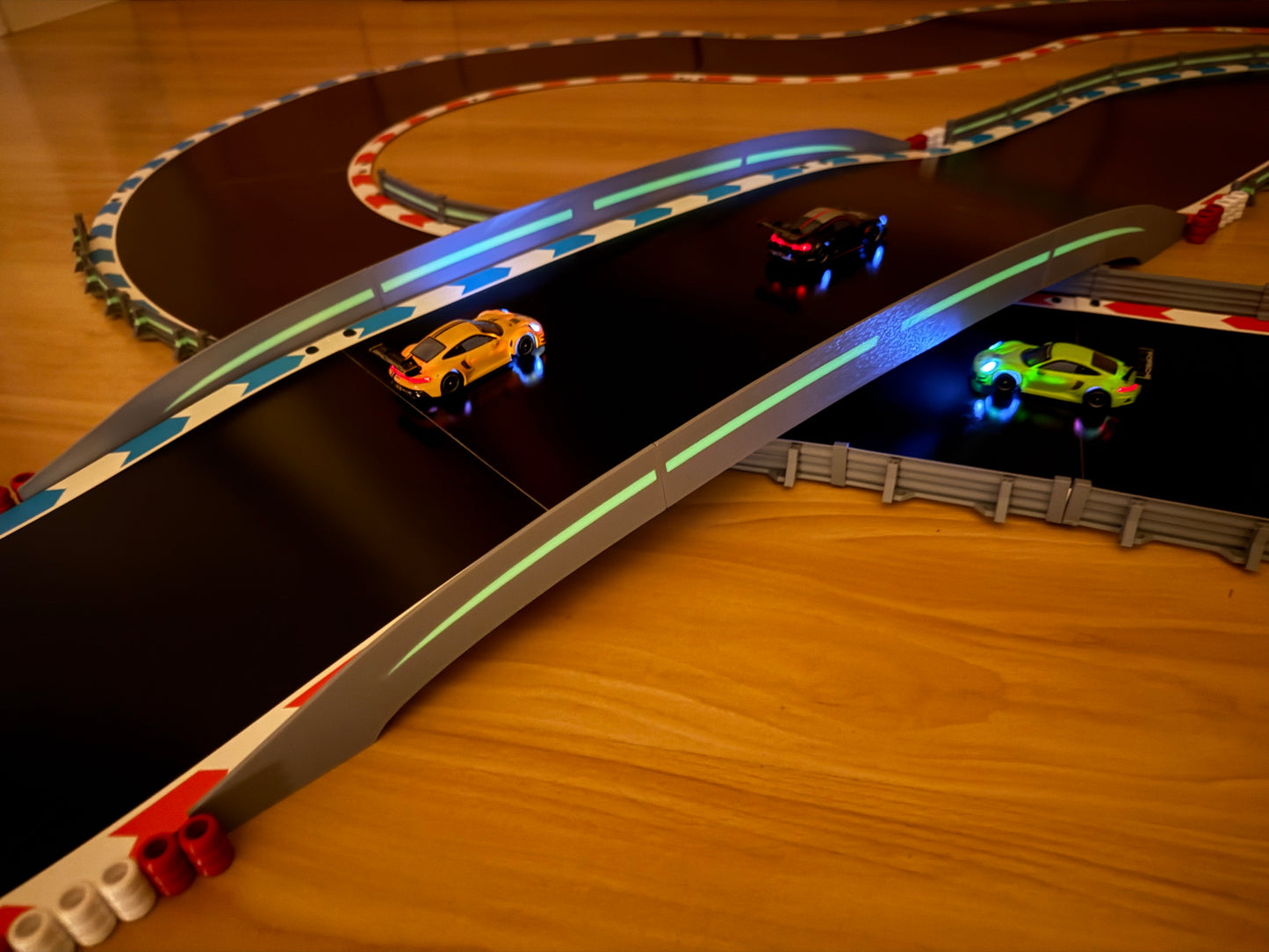 Carrera Hybrid 1:50 Brücke -Glow in the Dark- Durchfahrt Tunnel für Rennbahn-Dekoration Deko Steg Hindernis