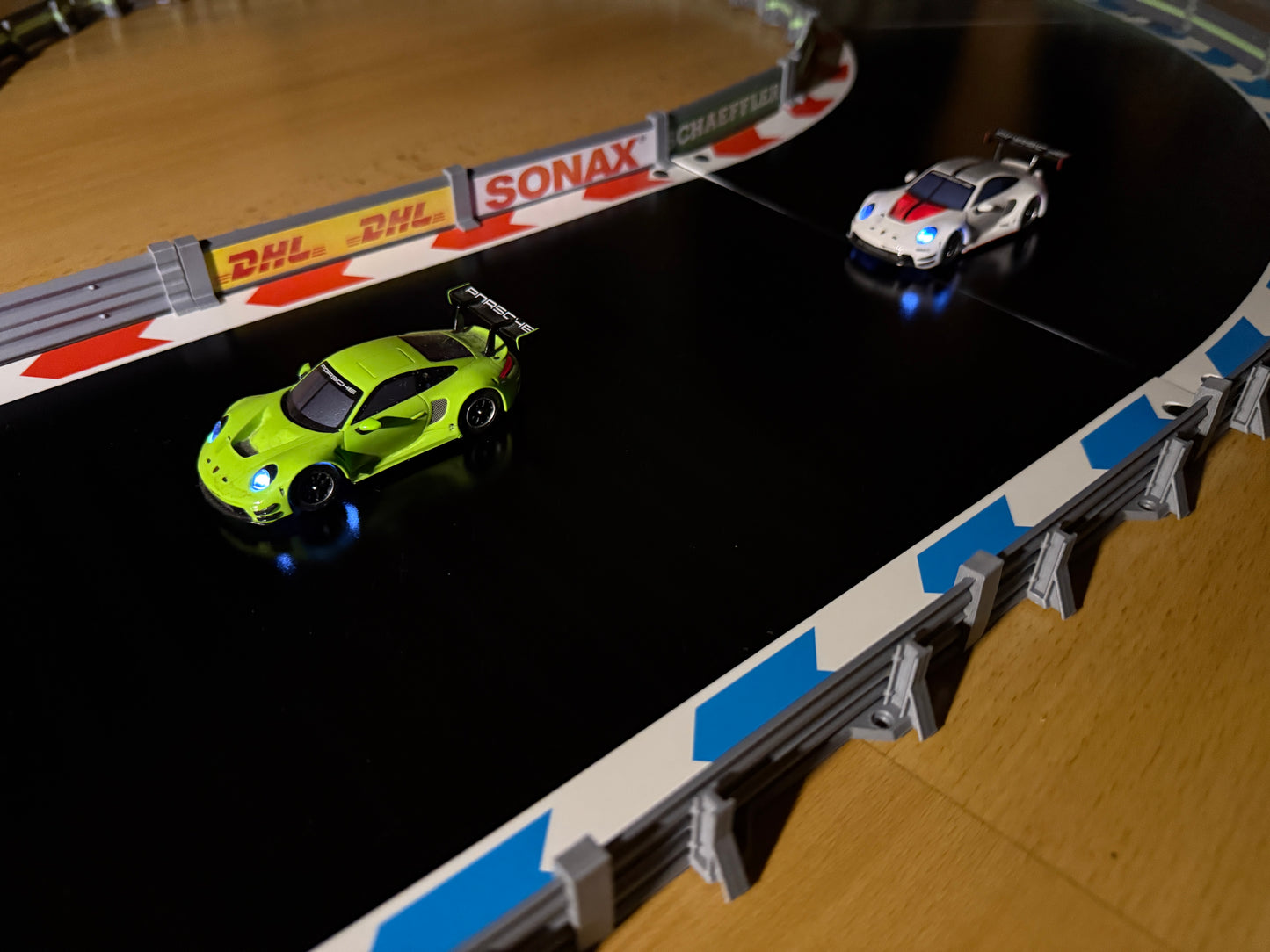 Carrera Hybrid 1:50 Werbebande 10x Rennbahn-Dekoration Deko Leitplanke-Werbebande Boxenmauer Absperrung