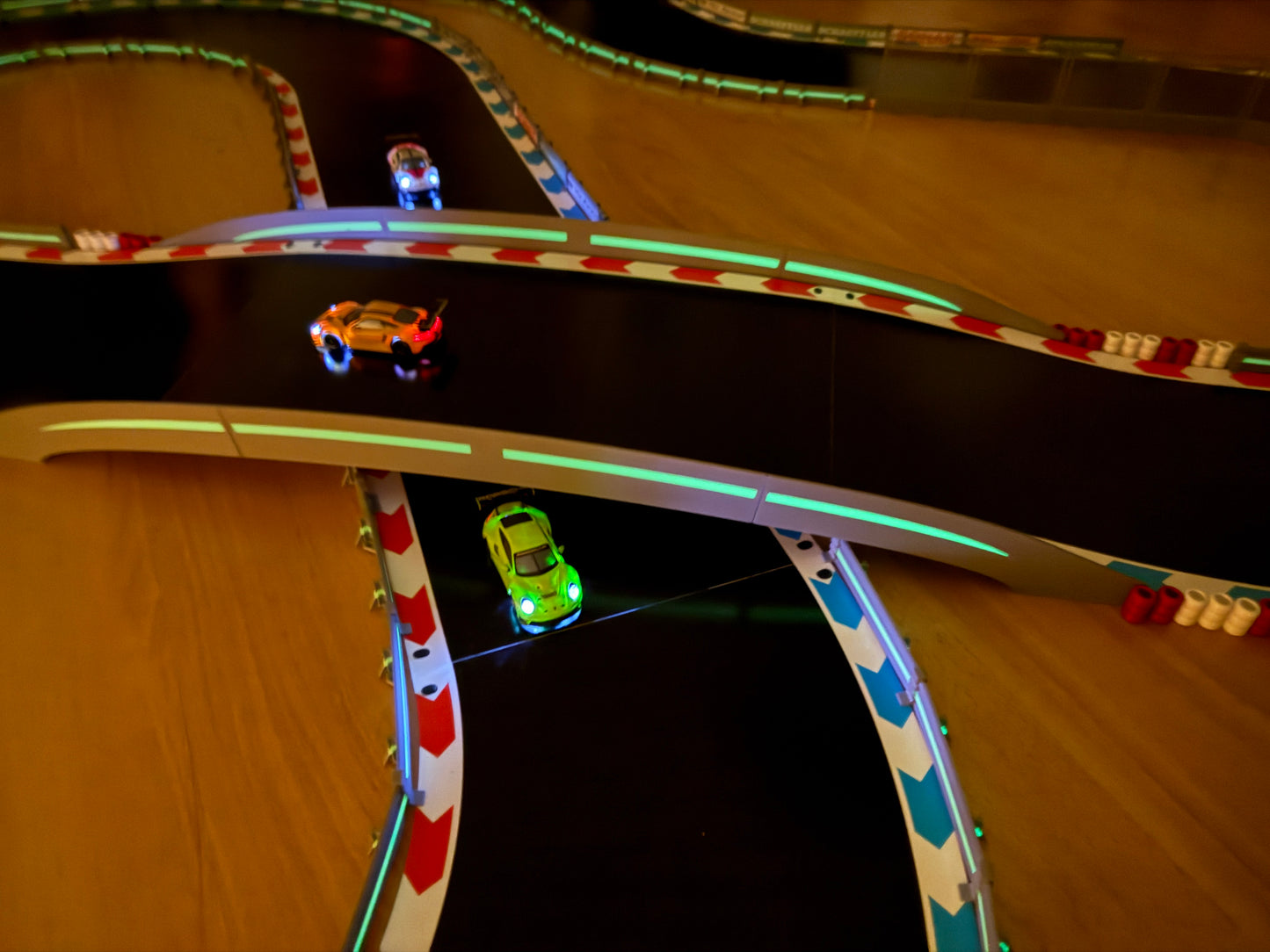 Carrera Hybrid 1:50 Brücke -Glow in the Dark- Durchfahrt Tunnel für Rennbahn-Dekoration Deko Steg Hindernis