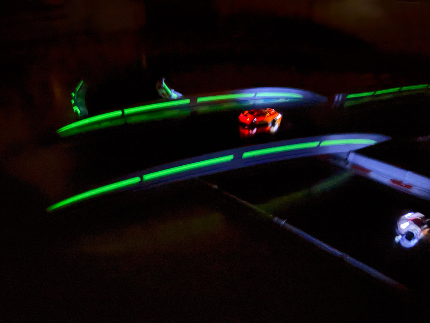 Carrera Hybrid 1:50 Brücke -Glow in the Dark- Durchfahrt Tunnel für Rennbahn-Dekoration Deko Steg Hindernis