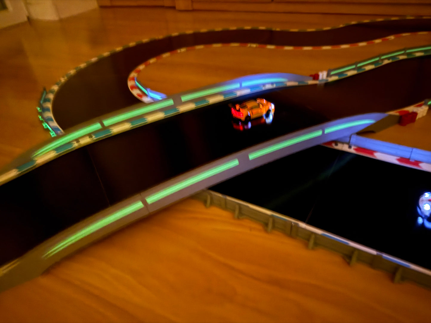 Carrera Hybrid 1:50 Brücke -Glow in the Dark- Durchfahrt Tunnel für Rennbahn-Dekoration Deko Steg Hindernis