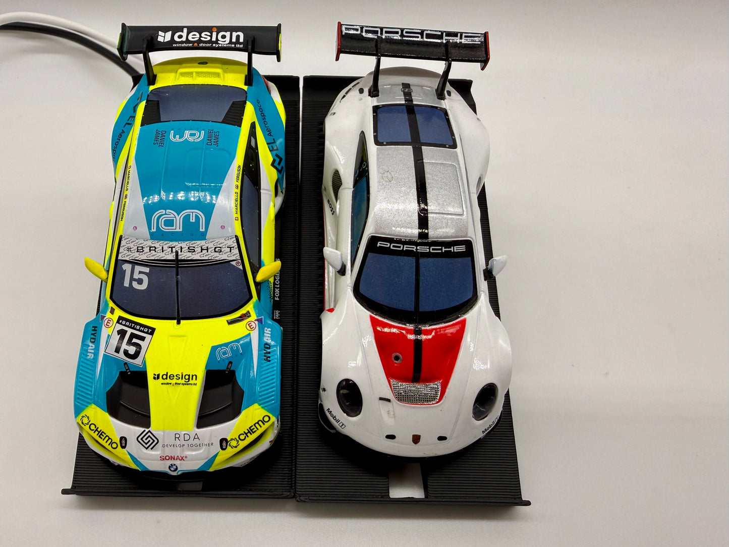 Carrera Hybrid 1:50 Ladestation 2x für USB-Kabel - Rennbahn-Dekoration Stand Ständer Tankstelle