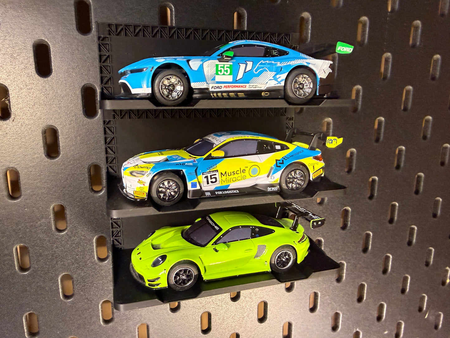 Carrera Hybrid 1:50 Auto Car Stand Ständer 2x Display für Skadis Lochplatte der Firma Ikea