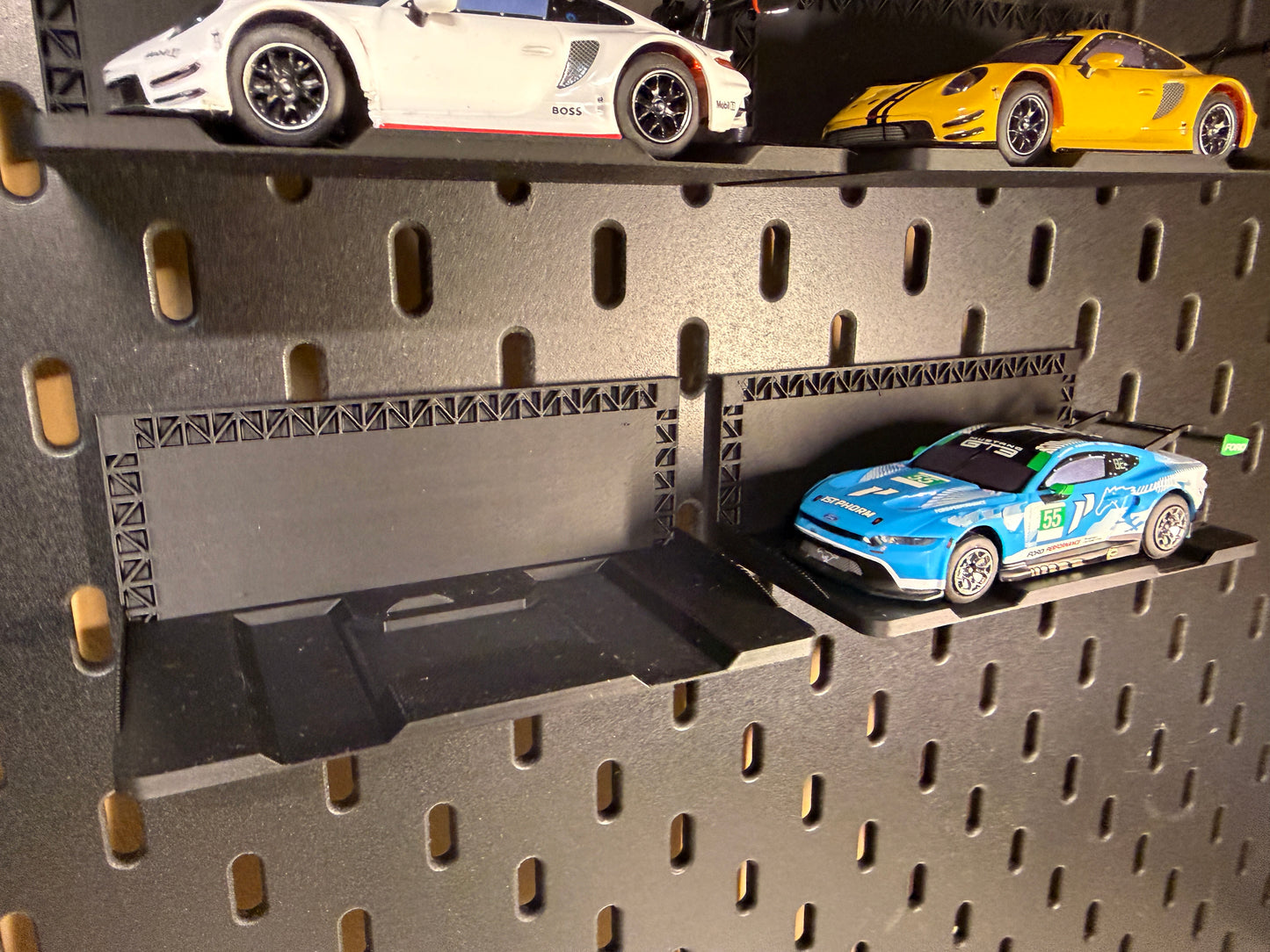 Carrera Hybrid 1:50 Auto Car Stand Ständer 2x Display für Skadis Lochplatte der Firma Ikea