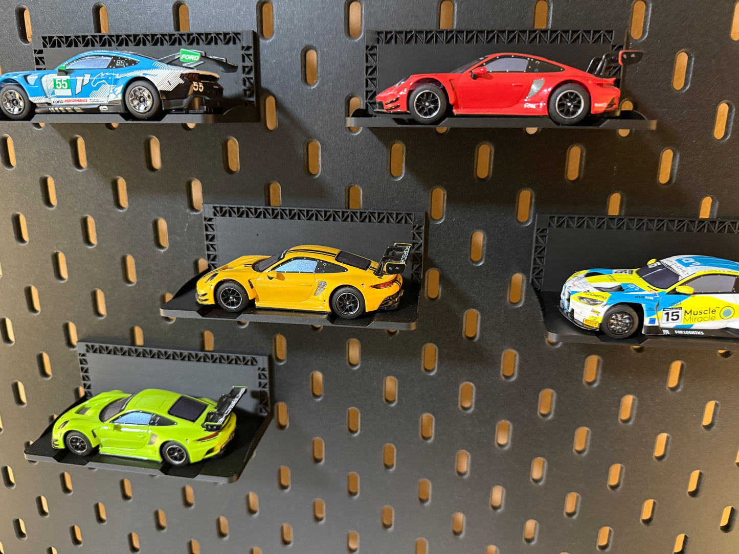 Carrera Hybrid 1:50 Auto Car Stand Ständer 2x Display für Skadis Lochplatte der Firma Ikea