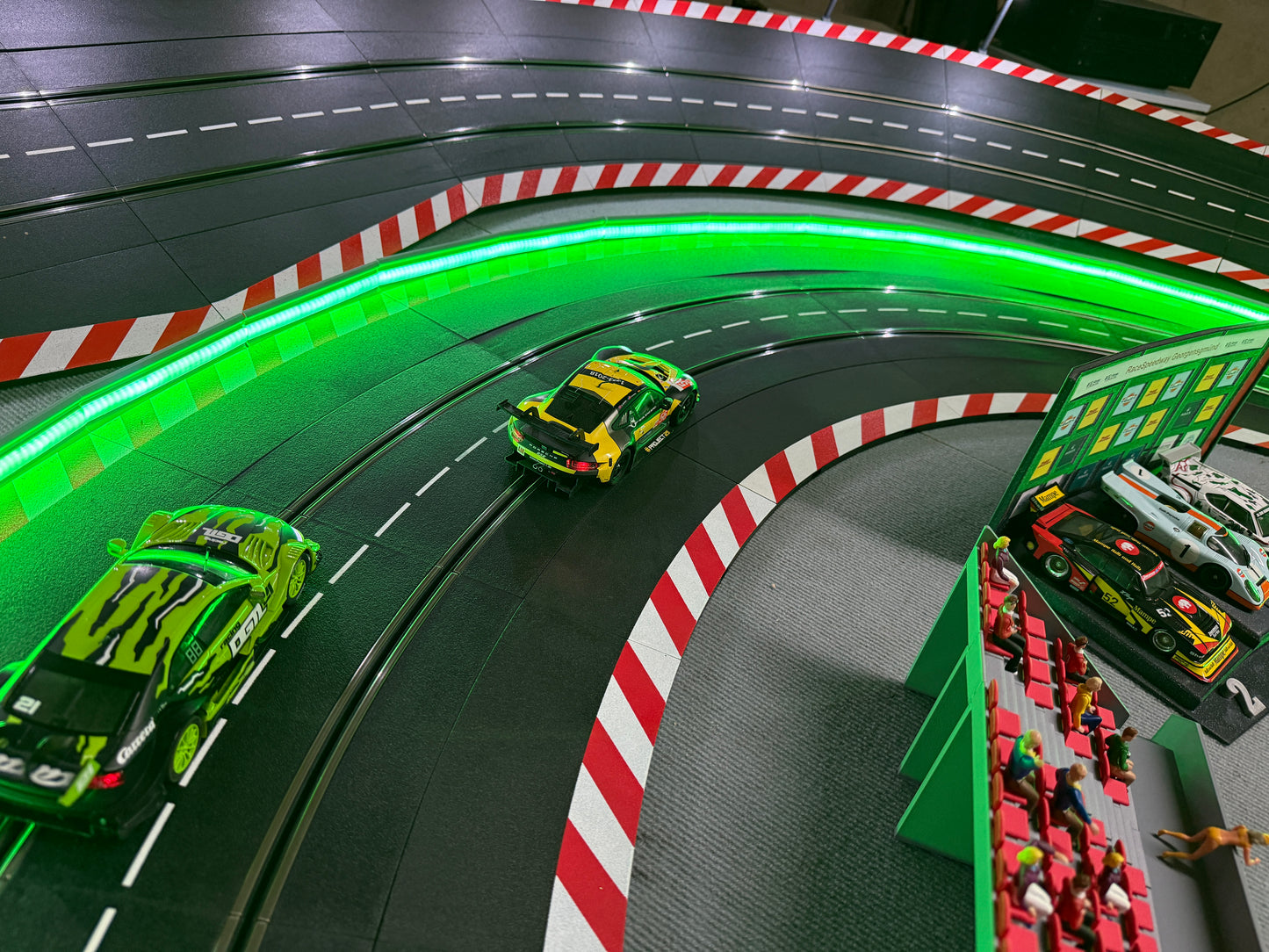 Slotcar Carrera Leitplanke Schutzplanke 1m Bande für LED Beleuchtung Rennbahn-Dekoration Bahndeko Modellbau Slot Car Diorama 124 132