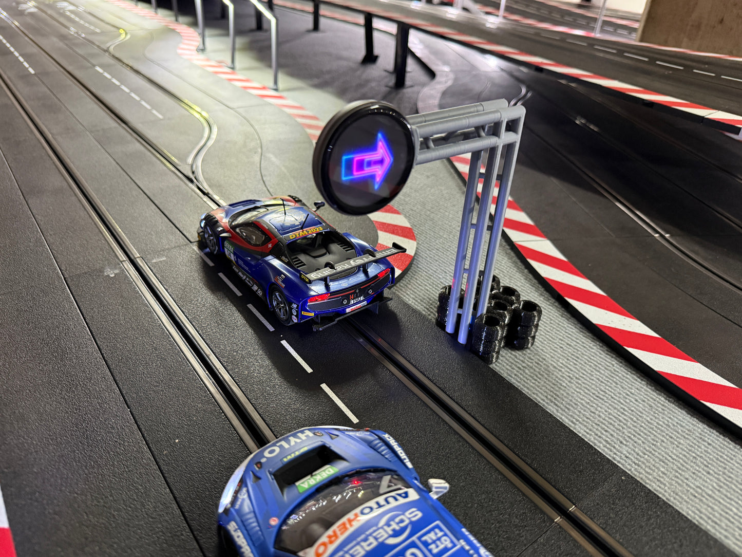 Slotcar Carrera OLED Schild Rund Bahndeko Werbetafel Infoschild Slot Car 124 132
