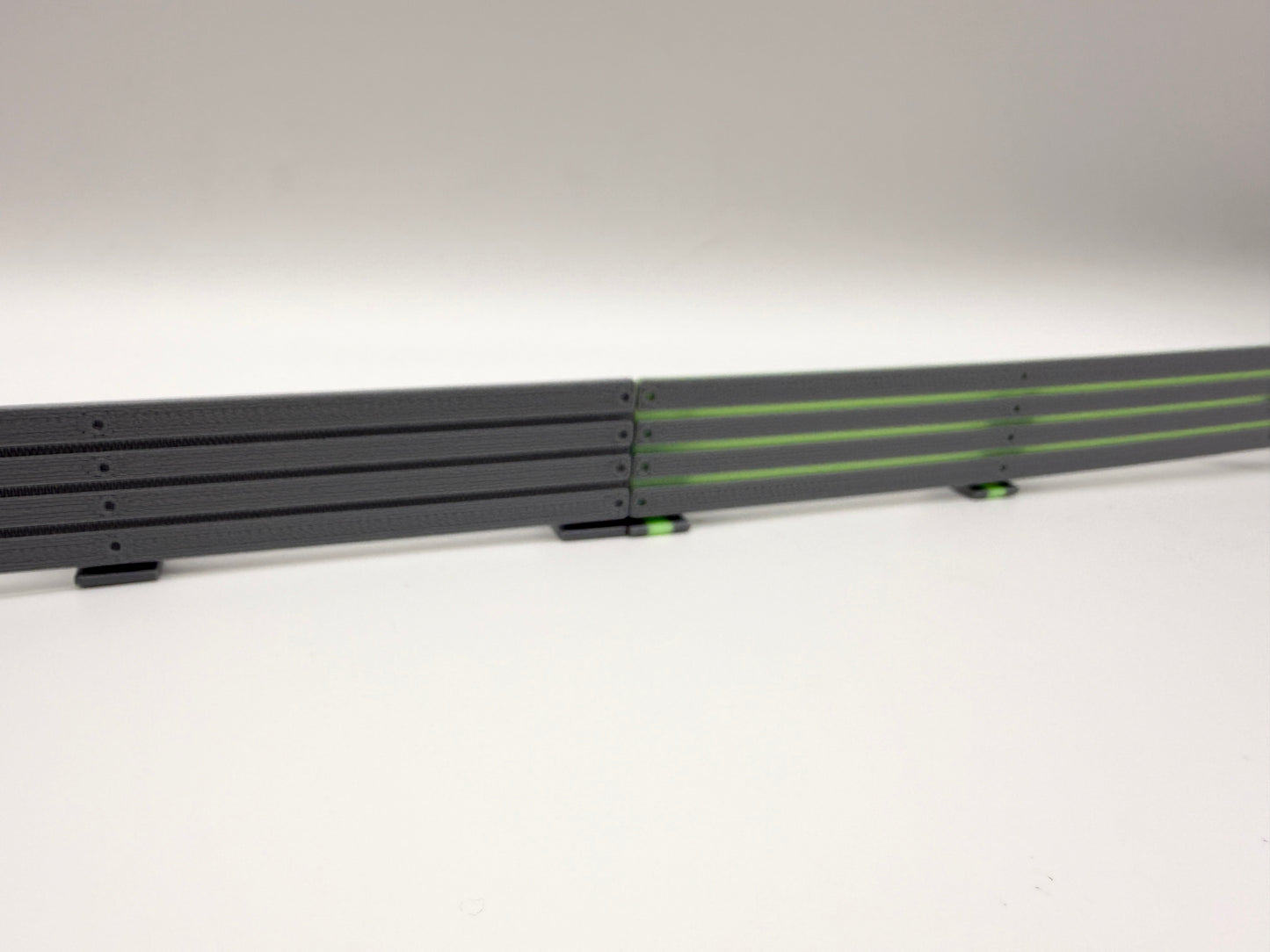 Carrera Hybrid 1:50 Leitplanke Flex Glow in the Dark 4x Rennbahn-Dekoration Deko Diorama Boxenmauer Absperrung
