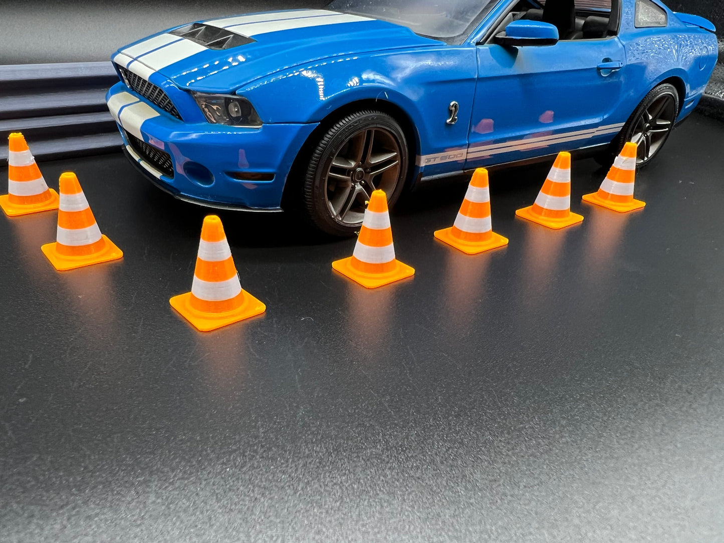 Pylon Leitkegel Traffic Cone für Diorama Modellbau Slotcar Carrera 50 Stück Maßstab 132 124