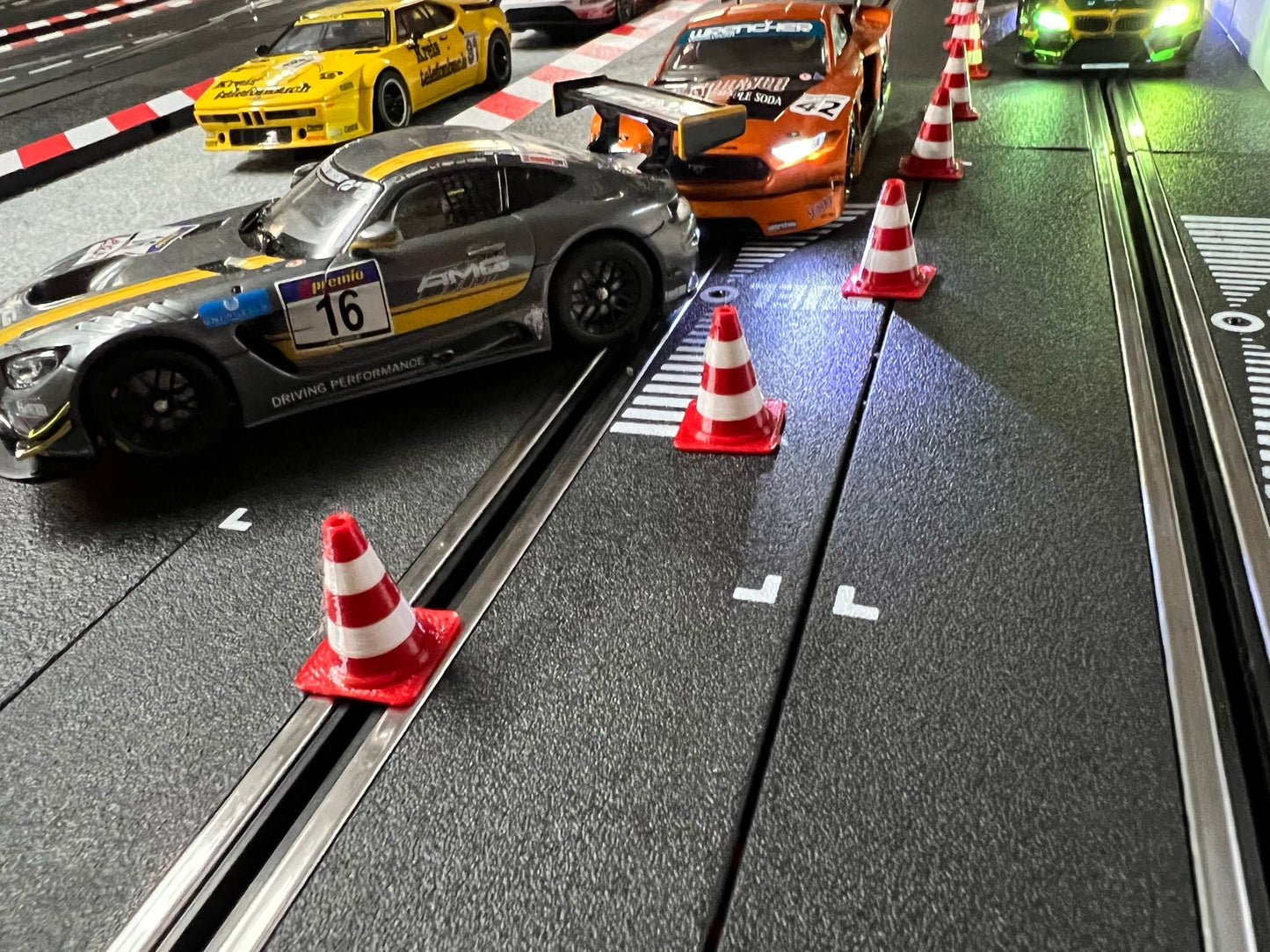 Slotcar Carrera 50x Leitkegel Pylon für Rennbahn-Dekoration Bahndeko Modellbau RC Car Slot Car 124 132 Traffic Cone Diorama