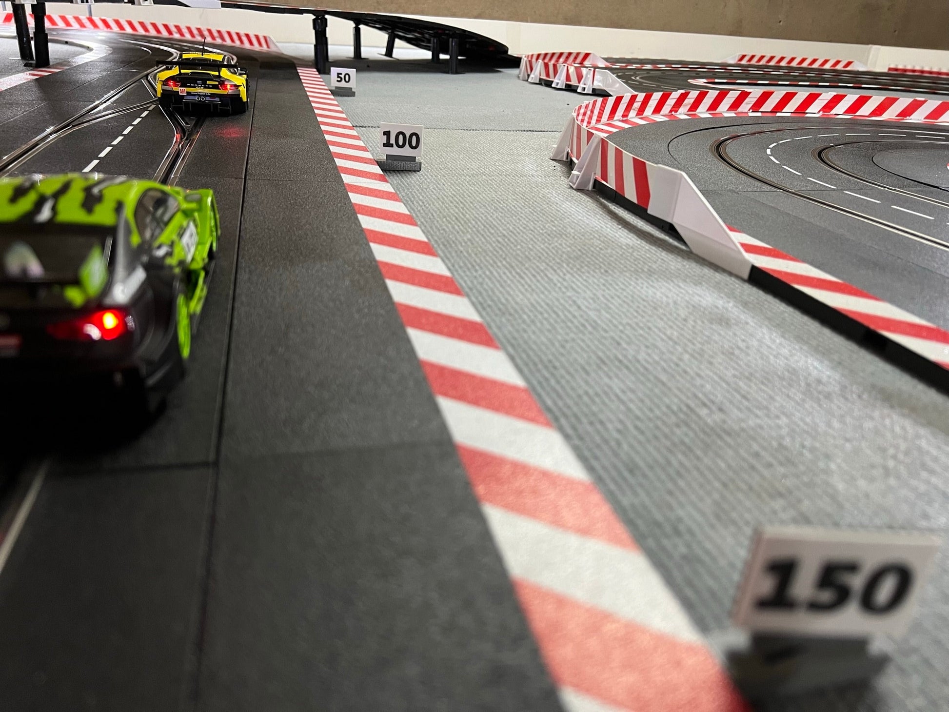 Slotcar Carrera 2x Bremspunkt Schilder Set Rennbahndekoration Slot Car Deko 124 132