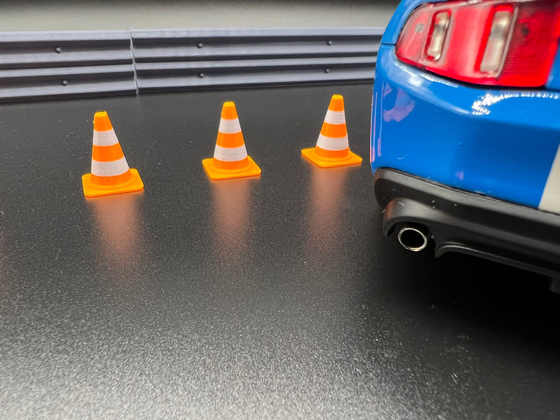 Pylon Leitkegel Traffic Cone für Diorama Modellbau Slotcar Carrera 50 Stück Maßstab 132 124