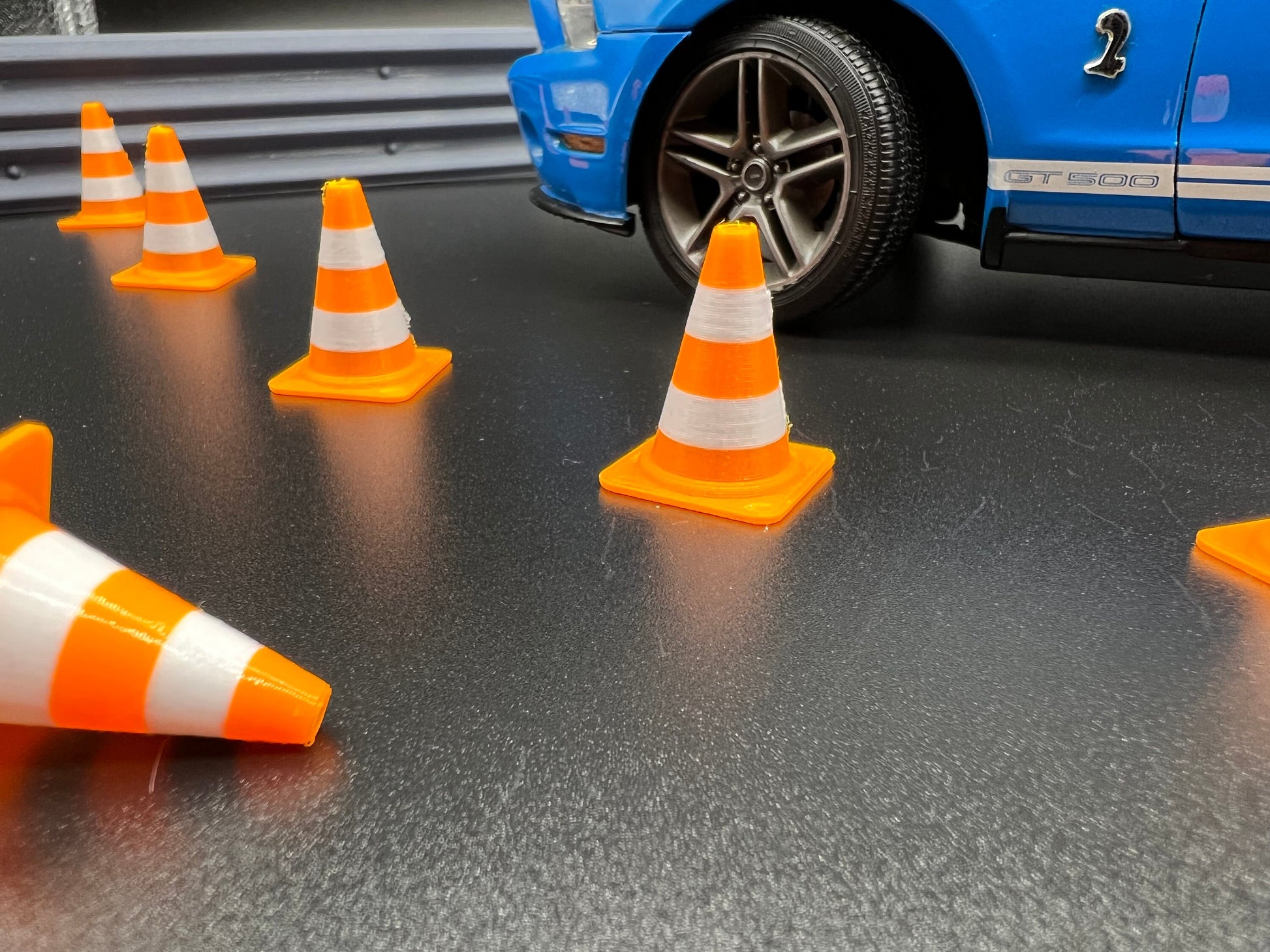 Pylon Leitkegel Traffic Cone für Diorama Modellbau Slotcar Carrera 50 Stück Maßstab 132 124