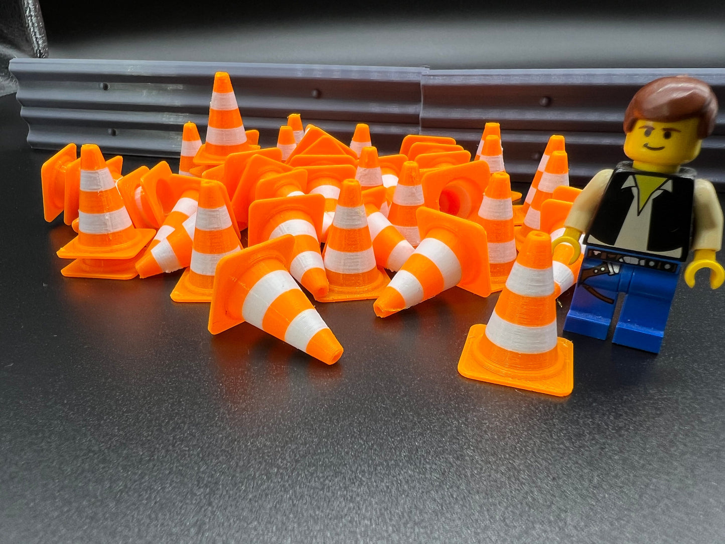 Pylon Leitkegel Traffic Cone für Diorama Modellbau Slotcar Carrera 50 Stück Maßstab 132 124