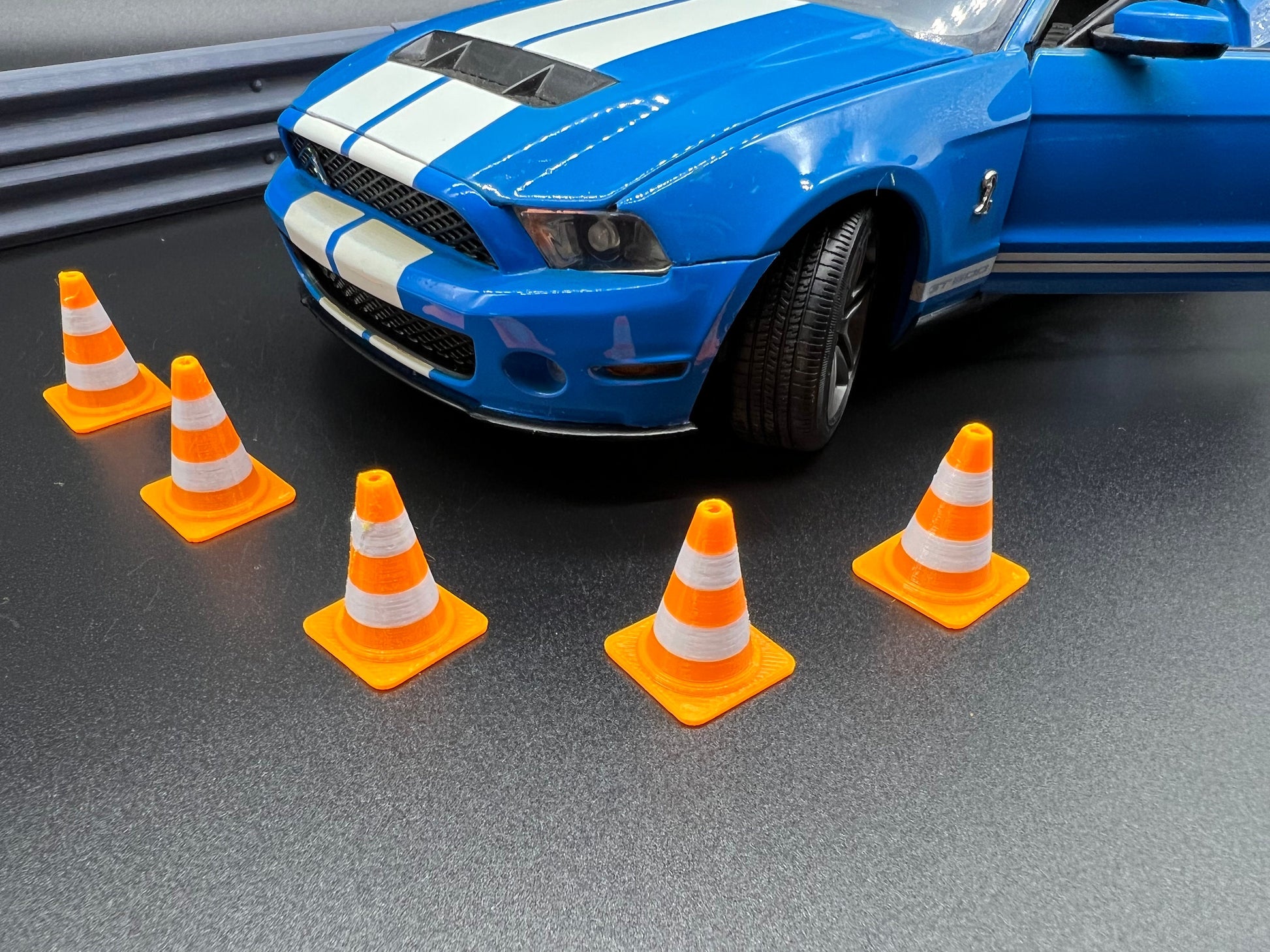 Pylon Leitkegel Traffic Cone für Diorama Modellbau Slotcar Carrera 50 Stück Maßstab 132 124