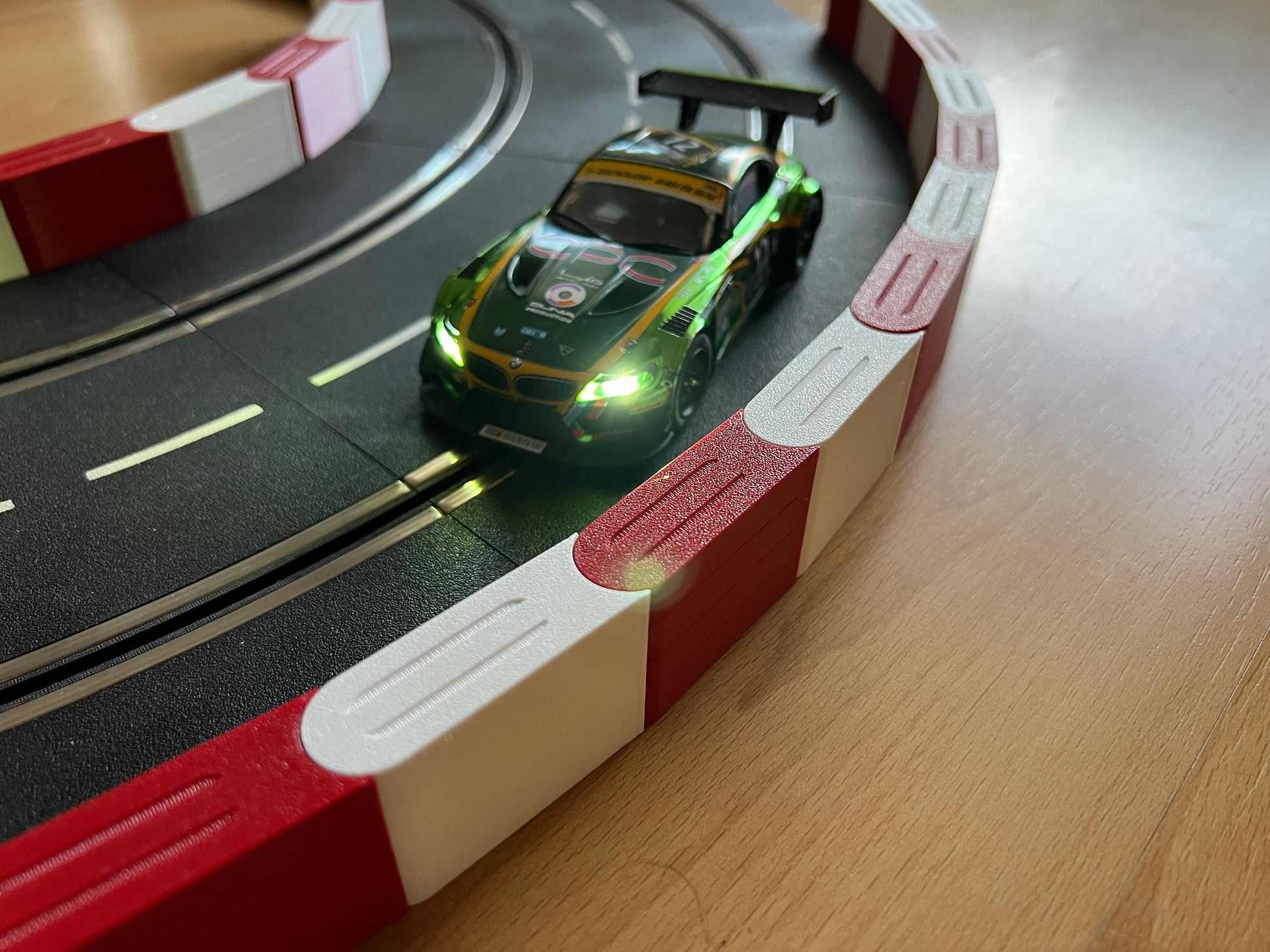 Slot Car Carrera Barriere 124 132 Rennbahn-Dekoration Bahndeko Modellbau Diorama Slotcar Absperrung rot/weiß 22x