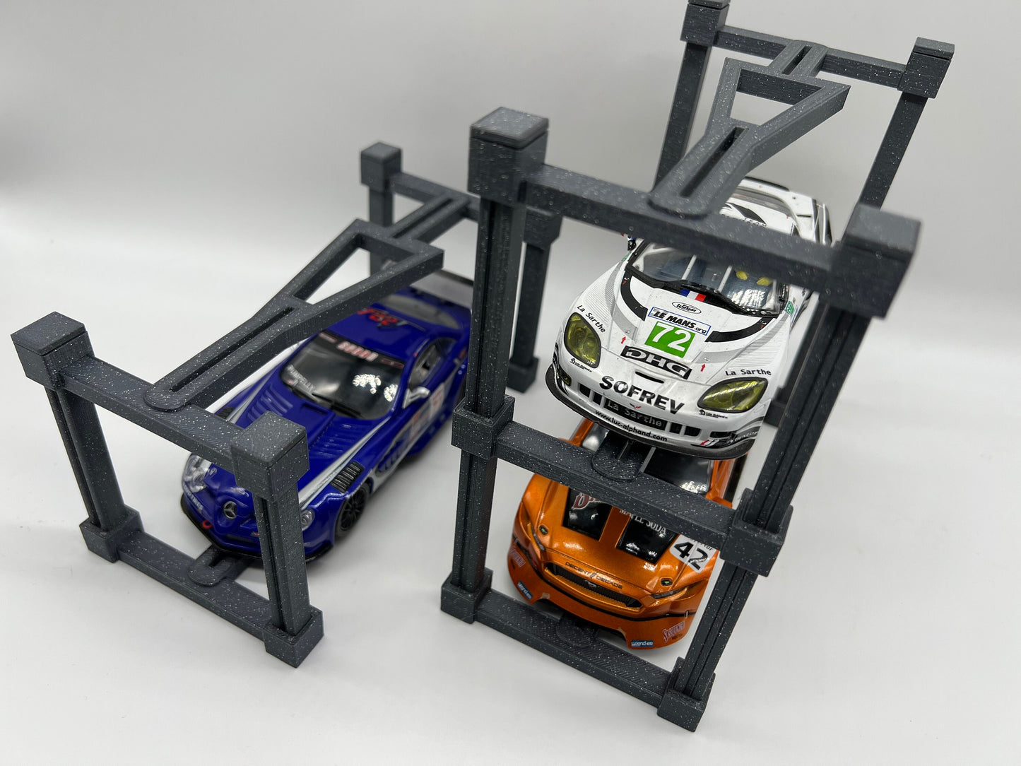 Slotcar Carrera 1:32 132 Auto Car Stand Ständer Display Bahndekoration Rennbahn-Dekoration Slot Car Stapelbar