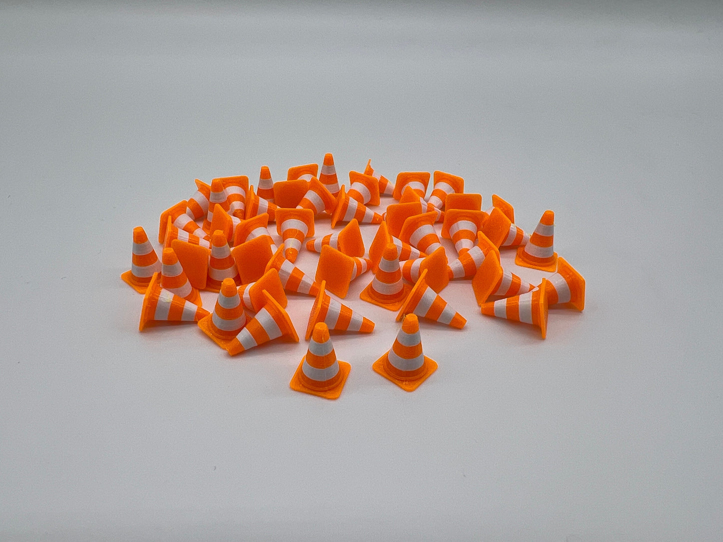 Pylon Leitkegel Traffic Cone für Diorama Modellbau Slotcar Carrera Sturmkind Drift 50 Stück Maßstab 143