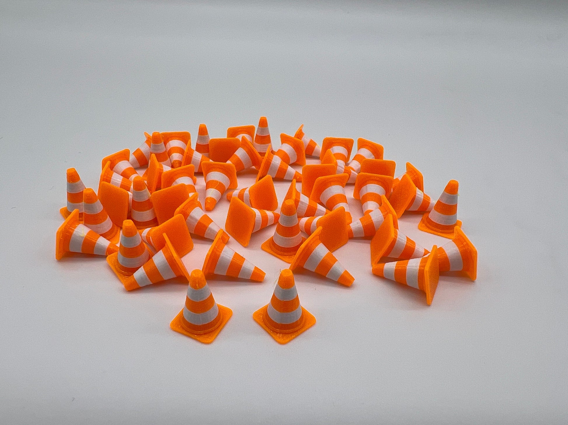 Pylon Leitkegel Traffic Cone für Diorama Modellbau Slotcar Carrera Sturmkind Drift 50 Stück Maßstab 143