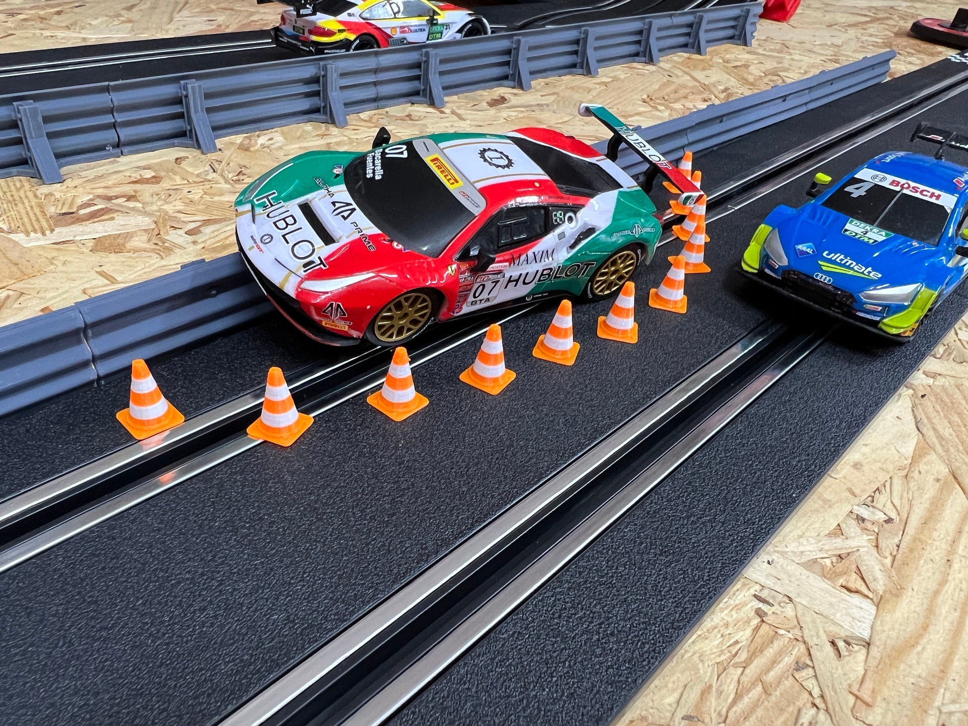 Pylon Leitkegel Traffic Cone für Diorama Modellbau Slotcar Carrera Sturmkind Drift 50 Stück Maßstab 143