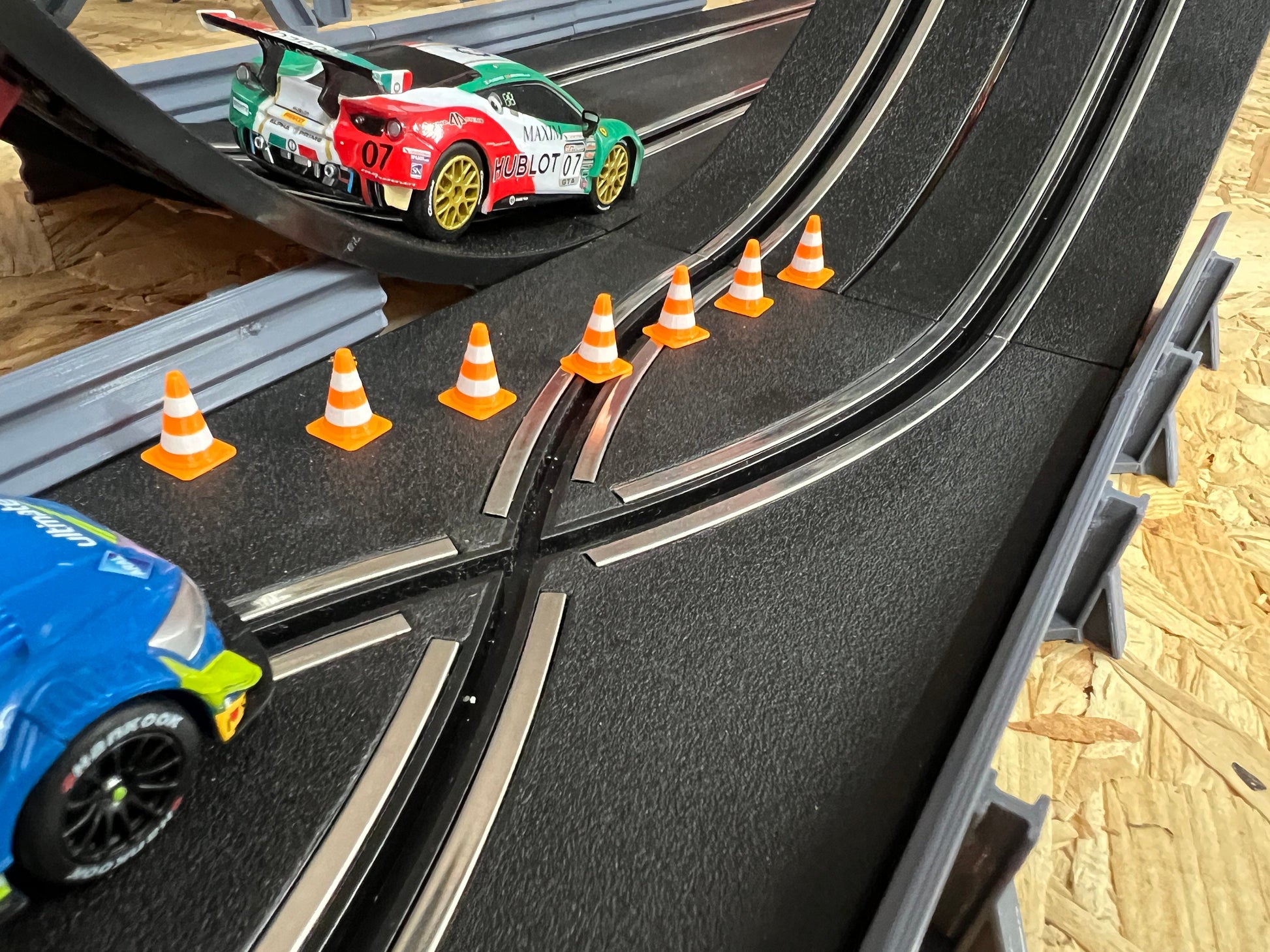 Pylon Leitkegel Traffic Cone für Diorama Modellbau Slotcar Carrera Sturmkind Drift 50 Stück Maßstab 143