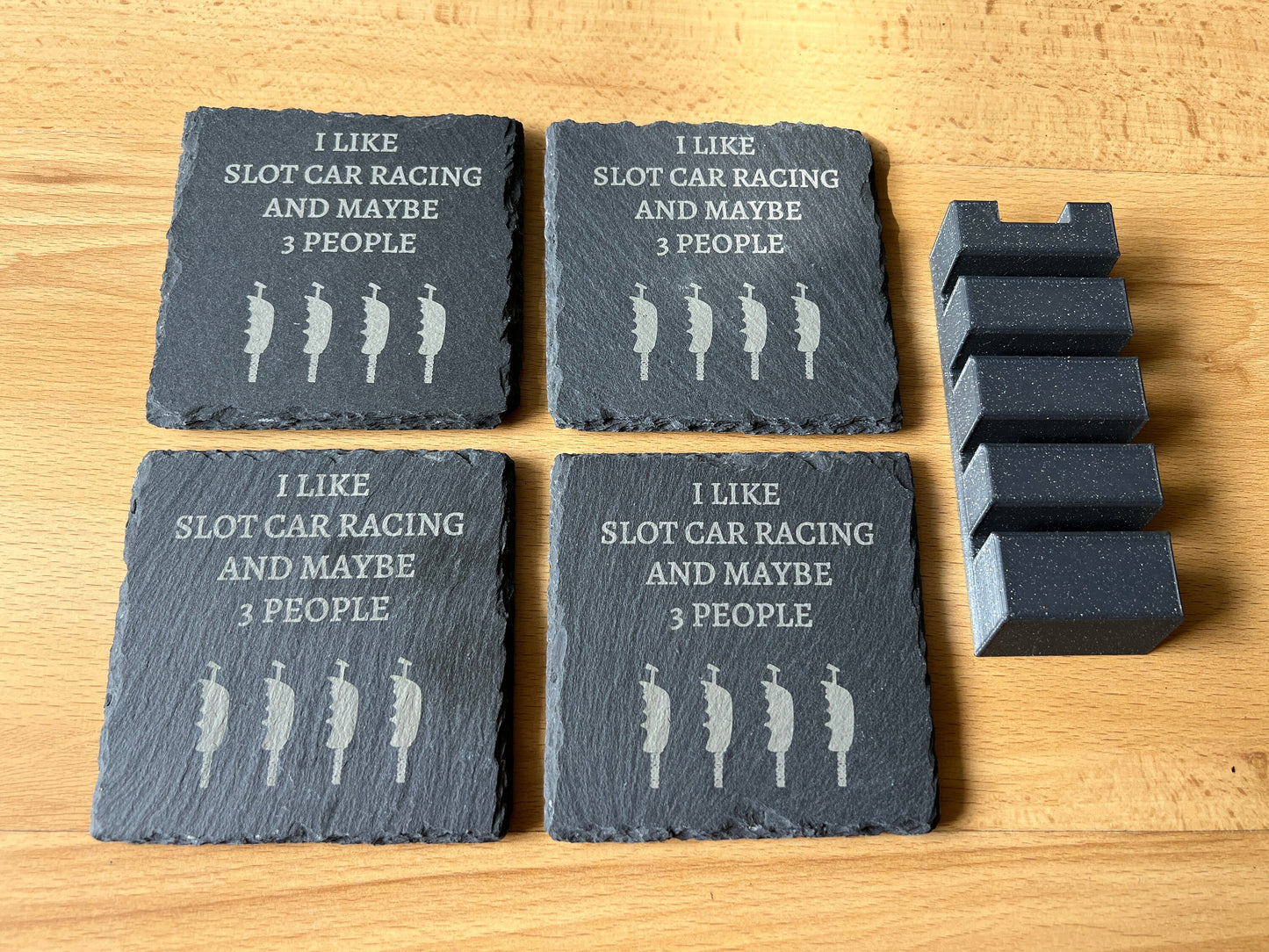 Slot Car Carrera / 4 Gravierte Untersetzer aus Schiefer mit Ständer / Slotcar Bar Coaster Rennbahn Dekoration Geschenk