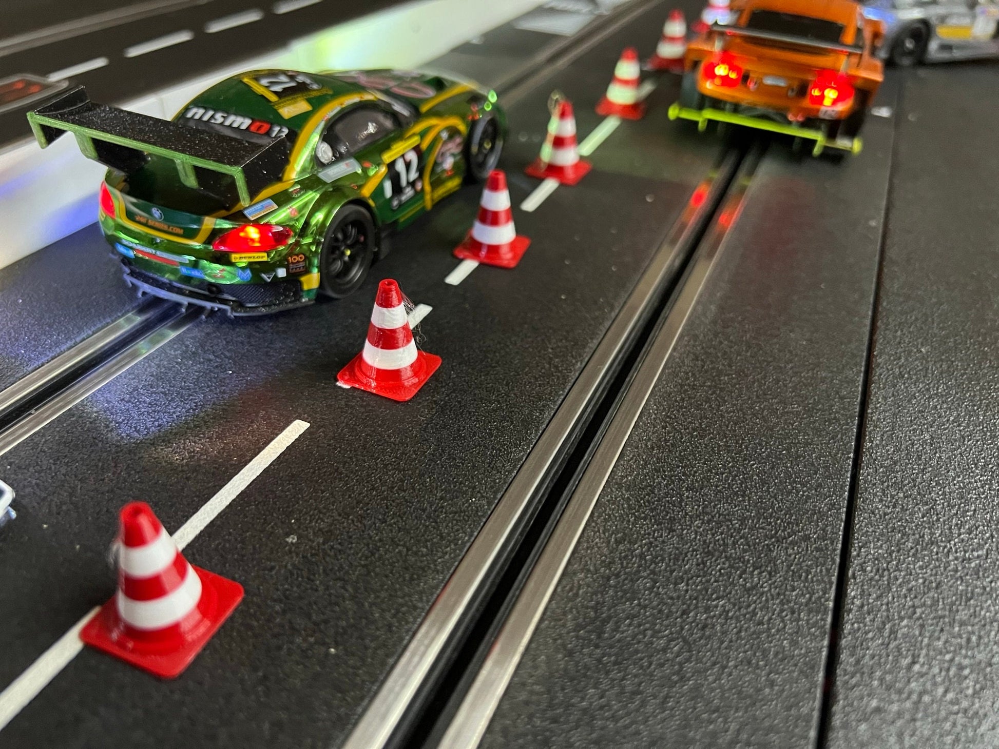 Pylon Leitkegel Traffic Cone für Diorama Modellbau Slotcar Carrera 50 Stück Maßstab 132 124