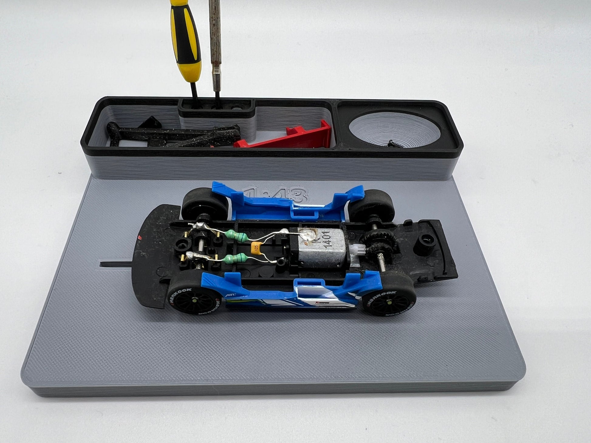 Slotcar Montageplatz für 1:43 143 Carrera Go Digital Autos Aufsteller Halter Stand Montageplatte Slot Car