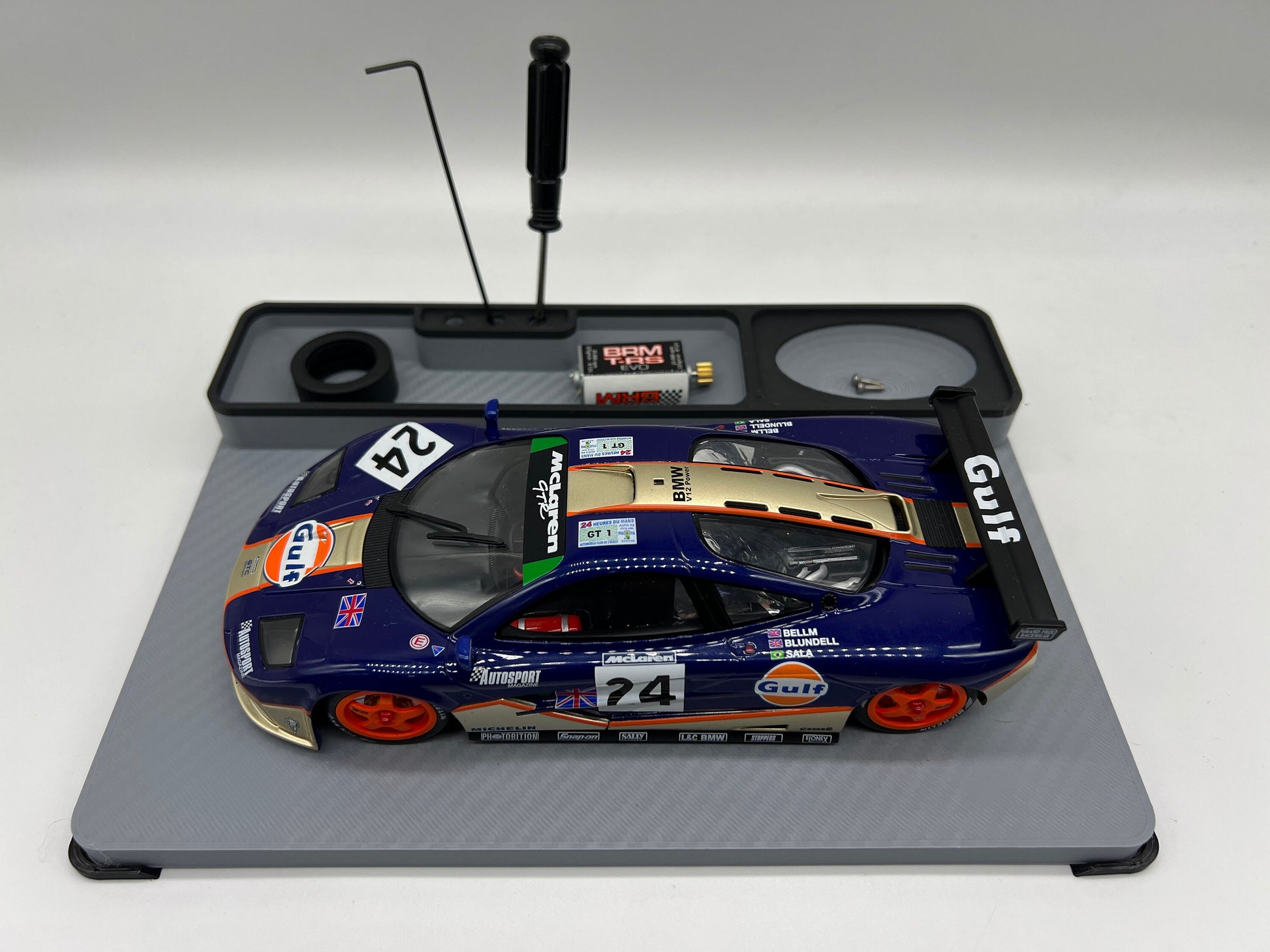 Slotcar Montageplatz für 1:24 Carrera Digital Auto Aufsteller Halter Stand Ständer Slot Car Montageplatte Diorama 124