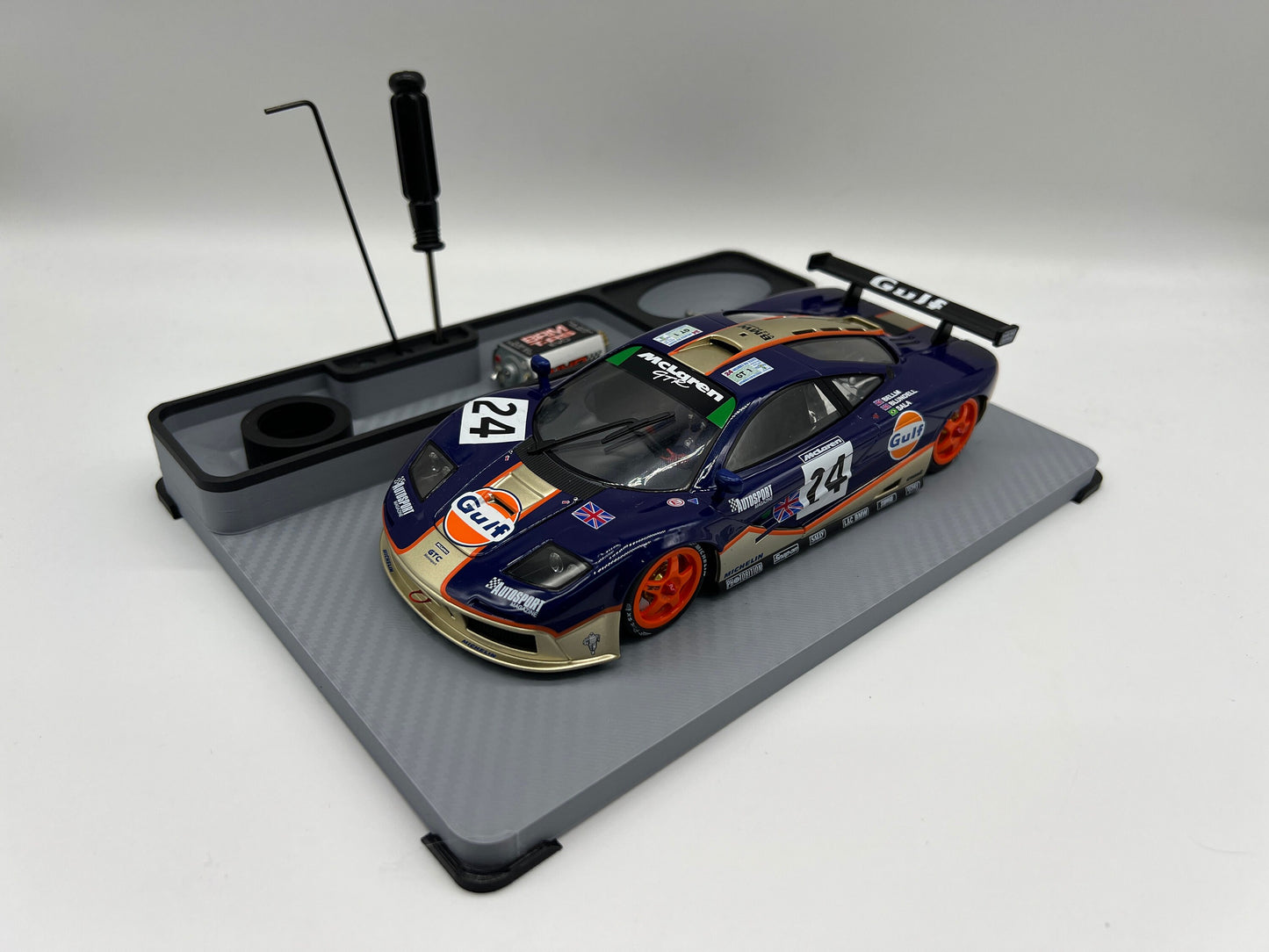 Slotcar Montageplatz für 1:24 Carrera Digital Auto Aufsteller Halter Stand Ständer Slot Car Montageplatte Diorama 124